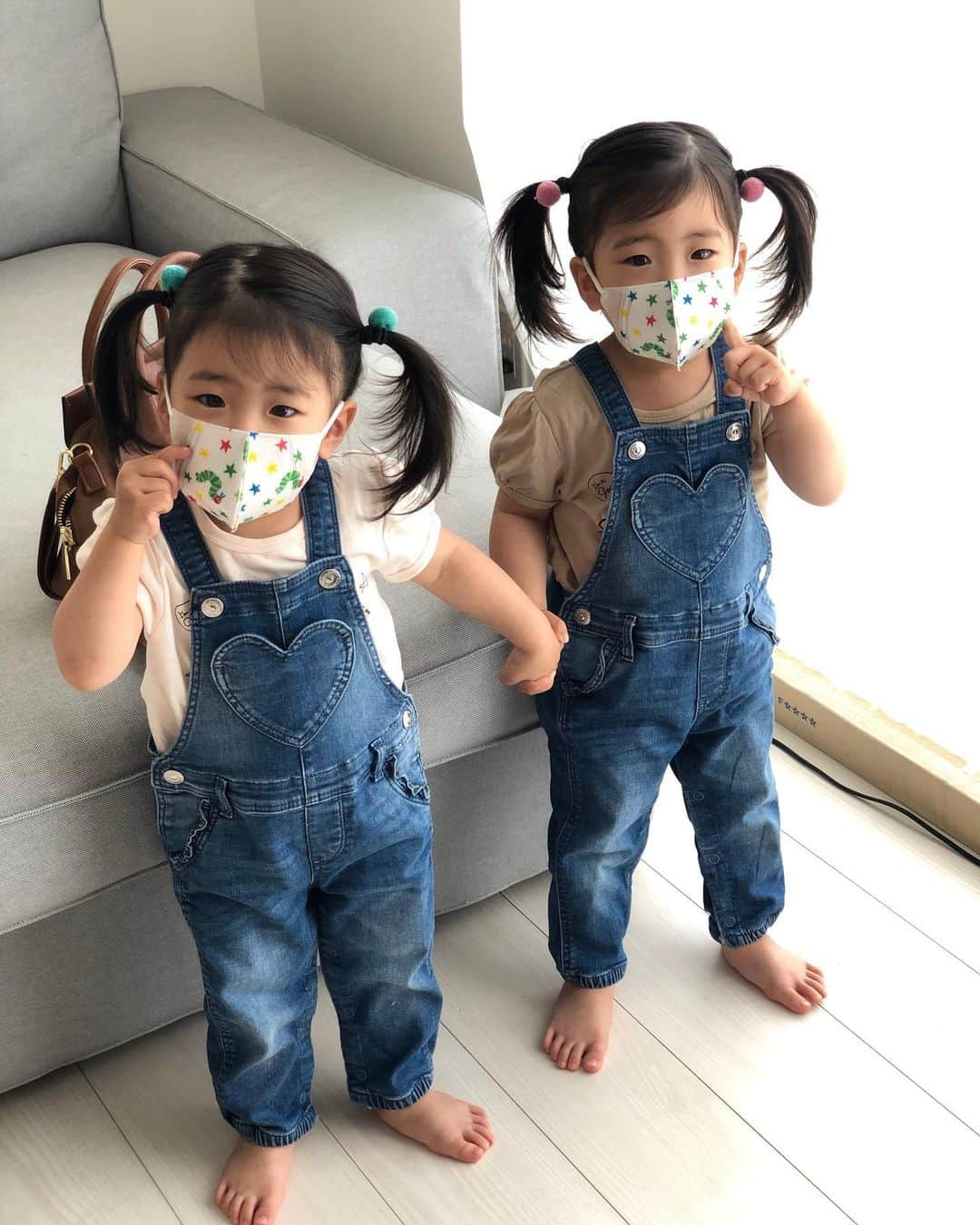 遠近由美子のインスタグラム：「今日から3ヶ月ぶりの保育園。 昨日の夜は「ほいくえん　いかないよ。ままーって、ないちゃうから」って言ってたけど、いざ登園したら、先生に抱っこされて、泣くわけでもなく、ニコニコ笑顔なわけでもなく、何となく微笑んで、、 .  「ばいばい」って、手を振って見送ってくれた。 . . そんな姿を見せられたら、こっちが泣きそうになっちゃう。 . きっと小さな彼女たちなりに、私たちを気づかったり、我慢したりしてるんだよね。 . その成長を近くで見ながら、感じられたこの3ヶ月は、 本当に良い時間だったなぁ。。と、 家族が寝静まった後に、ひとり振り返る夜🍷🌙 . . #2歳4ヶ月　 #3ヶ月前ともう顔つきが違うね😂 #コロナの説明をしたらマスクもしてくれるようになったよ #保育園からはニコニコで帰ってきたからひと安心 . .  ♡————————♡ #双子育児 #双子ママ  #twinstagram #twingirls #twinmomlife #双子コーデ #オーバーオール女子 #可愛いコーデ #お揃いコーデ #子供マスク #はらぺこあおむし」