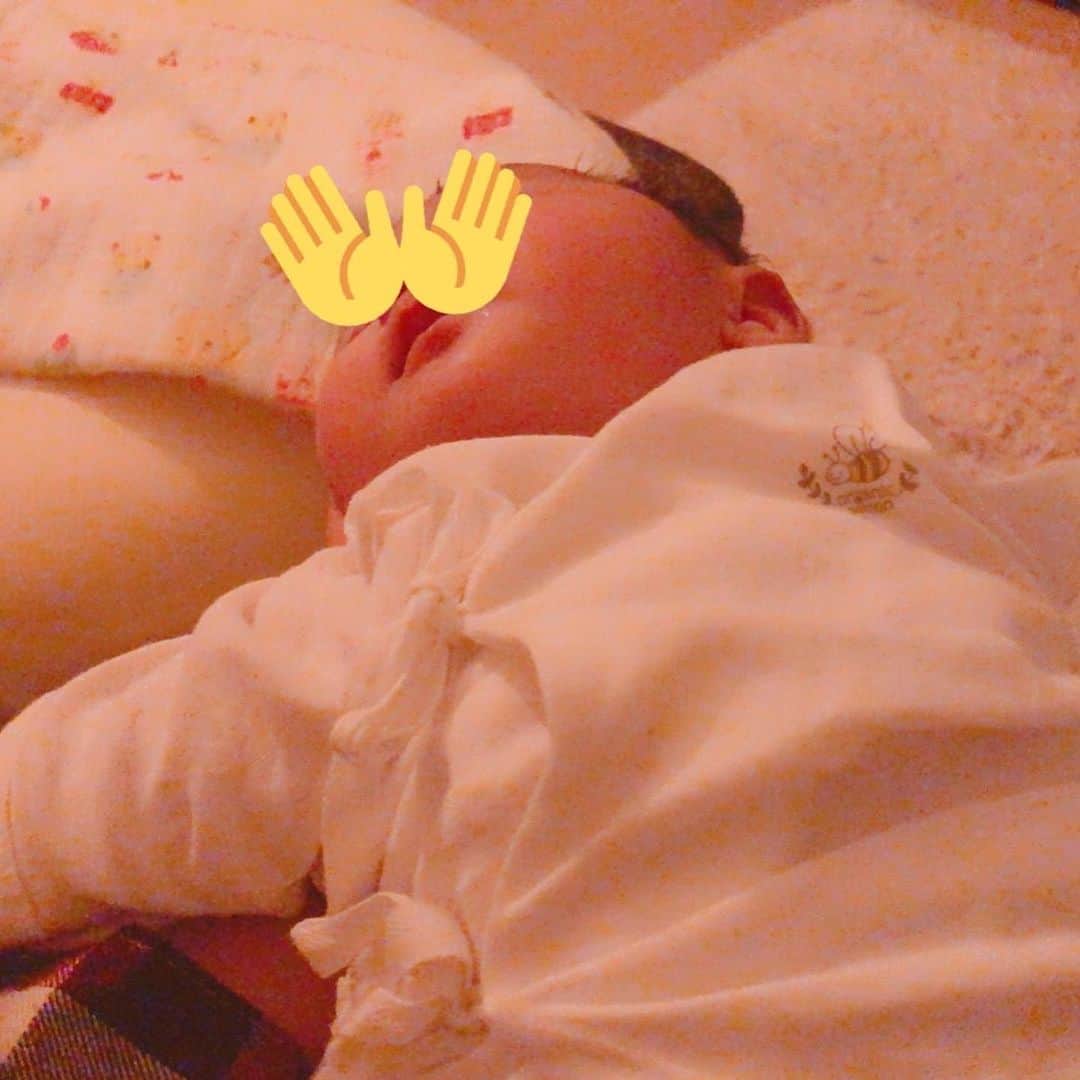 荒浪和沙さんのインスタグラム写真 - (荒浪和沙Instagram)「赤ちゃんってちょっと丸まったような姿勢が好きって聞いたけど… ・ ・ うちの子めっちゃ肩甲骨開いて寝るやん ・ ・ #赤ちゃんのいる暮らし #赤ちゃんのいる生活 #生後1ヶ月 #夜中 #授乳 #寝不足」7月2日 1時09分 - kaz_pii