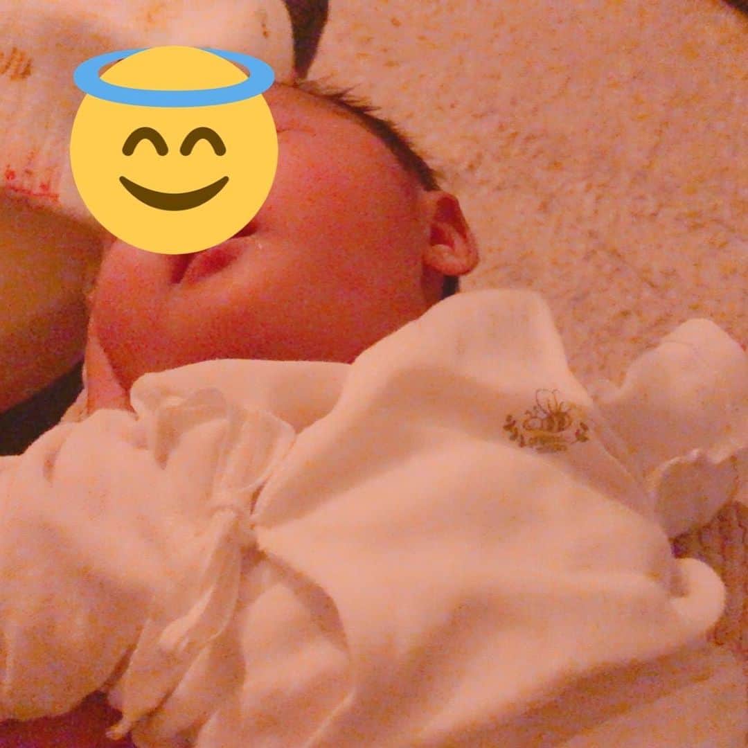 荒浪和沙のインスタグラム：「赤ちゃんってちょっと丸まったような姿勢が好きって聞いたけど… ・ ・ うちの子めっちゃ肩甲骨開いて寝るやん ・ ・ #赤ちゃんのいる暮らし #赤ちゃんのいる生活 #生後1ヶ月 #夜中 #授乳 #寝不足」