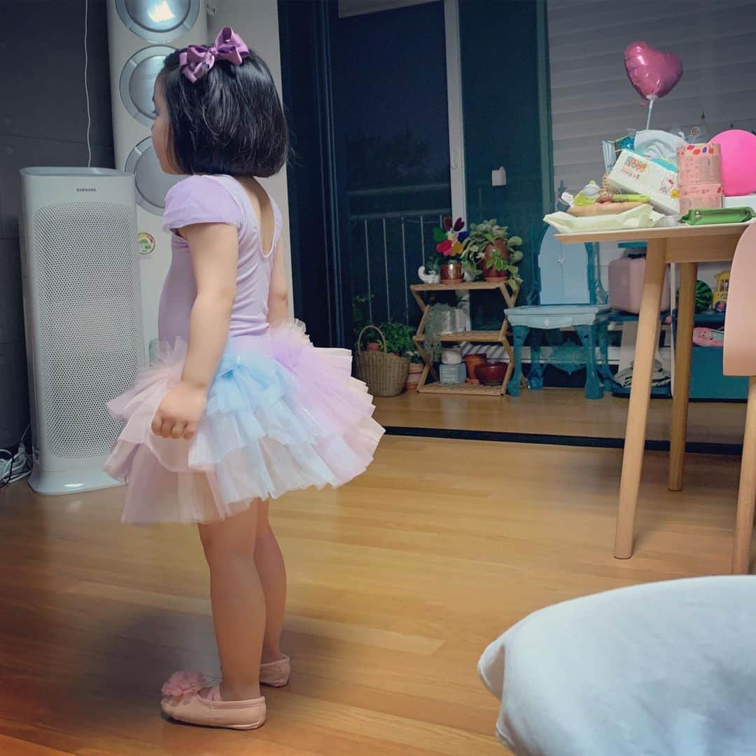 イ・ユンジのインスタグラム：「오랜만에 발레복장착ㅡ#똑단발뽈록배오동통종아리#한결같음#엄마식후라그래요#6세의너#라니지요#너의숨소리를들으며네사진을보는밤」