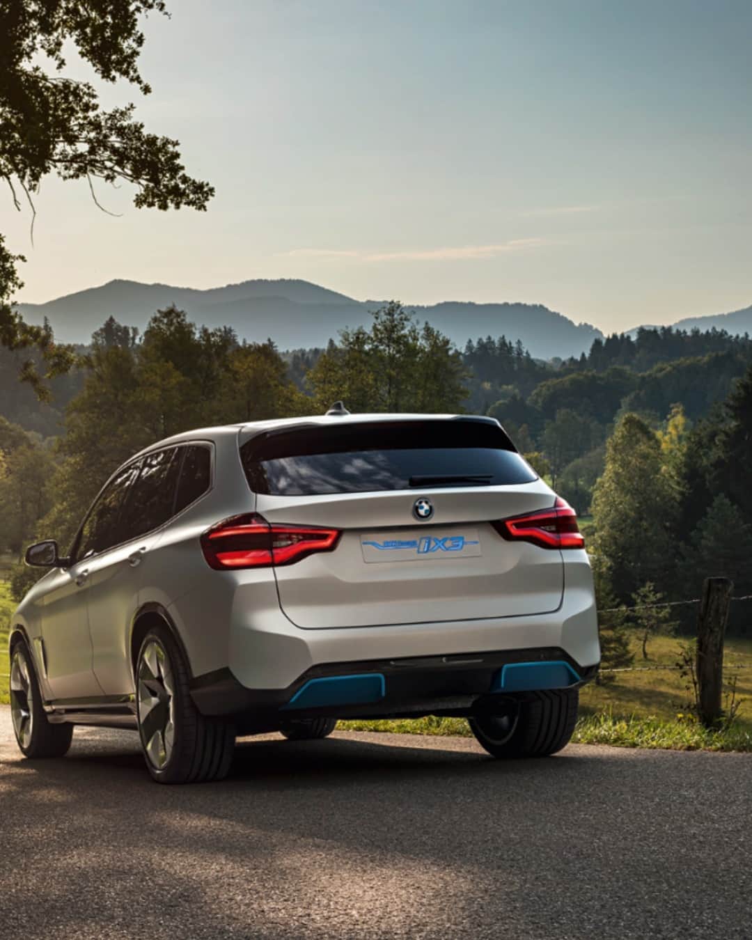 BMWさんのインスタグラム写真 - (BMWInstagram)「You, the open road and … silence. The BMW Concept iX3, ready to enter production soon. #THEiX3 #BMW @BMWi #BornElectric」7月2日 1時23分 - bmw