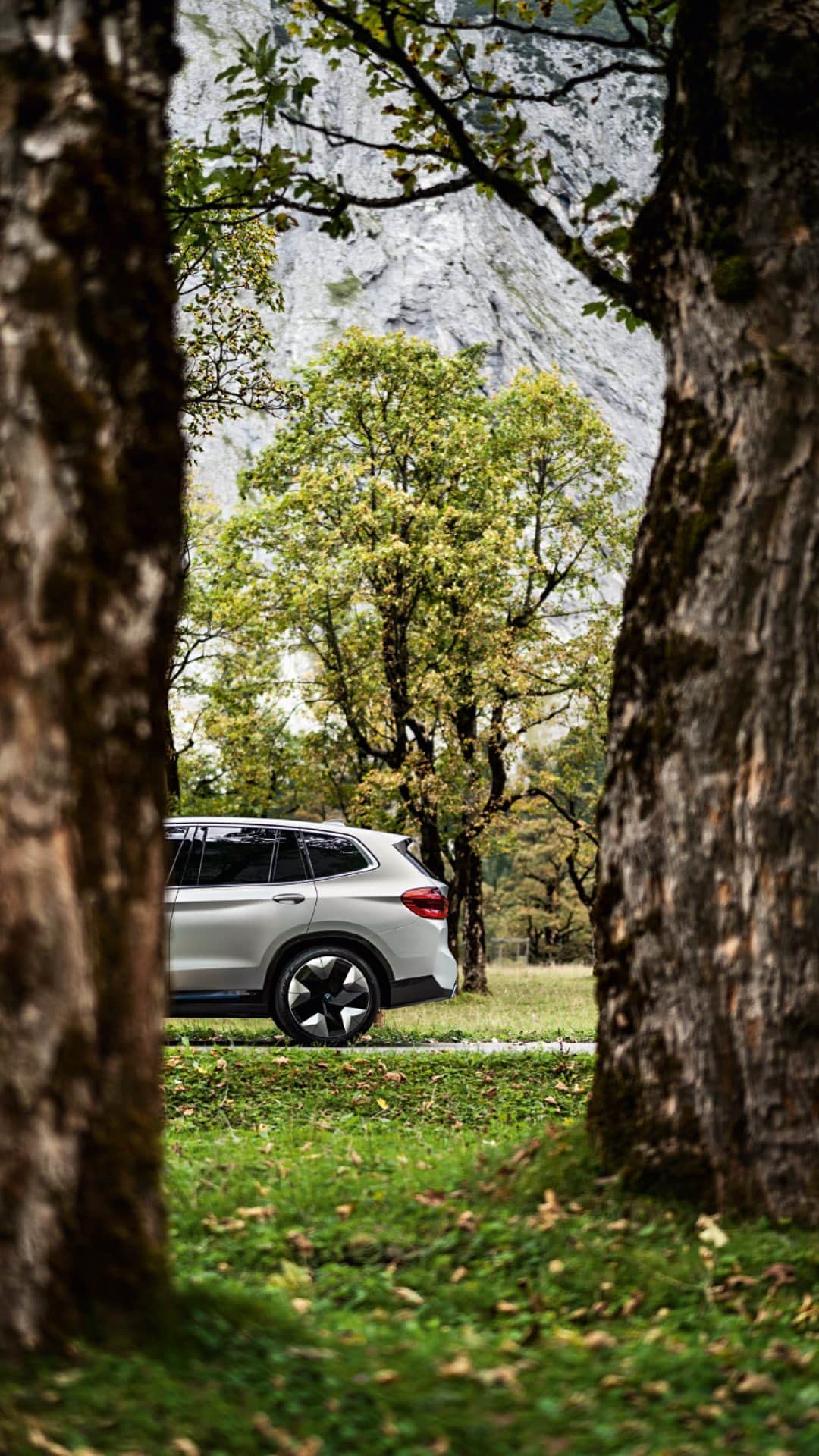BMWのインスタグラム：「First, choose the car you want. And then the drive train. Not the other way around. That’s what we call ‘The Power of Choice’. Learn more in the latest #BMW TODAY episode.」