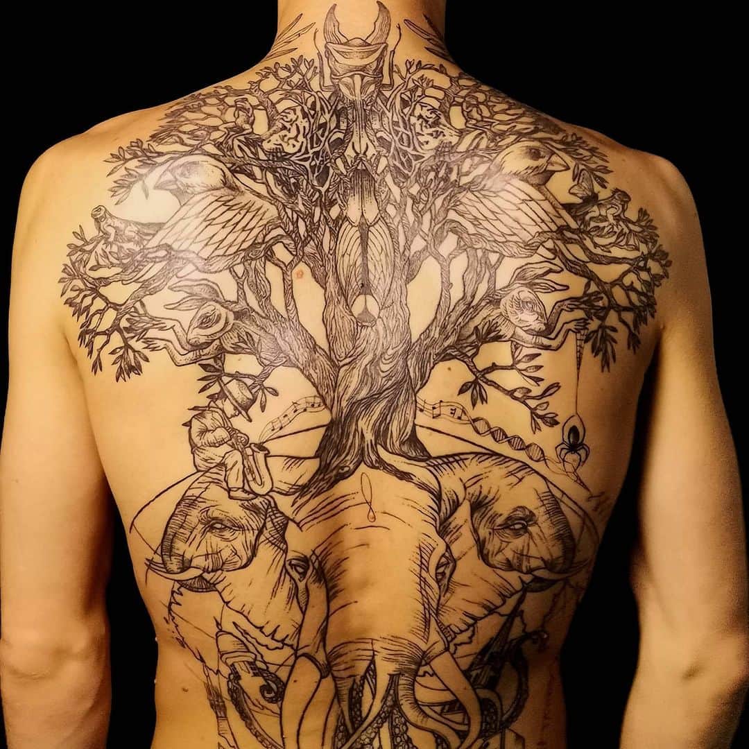 セバスティアン・ソーブのインスタグラム：「Yeah it a real #tattoo No it won't ruin my career. Yes it hurt like fuck! No more #tattoos coming except a tiny #sun over the back of my neck between the #beetle and #wings.  There is a story behind the #design which I choose from a #vision 15 years before getting #inked. Can anyone guess what that story might entail? Title is #LesAnimauxSauvagesSontSauvé Artist is @animauxsauvages.tattoo  #JeSuisSauvé #GreenNinja」