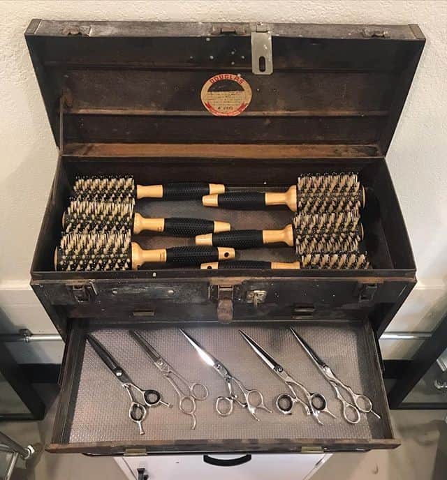 Sam Villaさんのインスタグラム写真 - (Sam VillaInstagram)「Struck #gold with this #treasurechest of #SamVillaTools. 😍 Don't forget - our SamVilla.com #ChristmasInJuly sale starts TODAY! Head to the link in bio for all of the deals on your favorite #SamVilla shears, brushes, electrics, and more! ⠀ ⠀ 📷 : @akasusalon .」7月2日 1時34分 - samvillahair