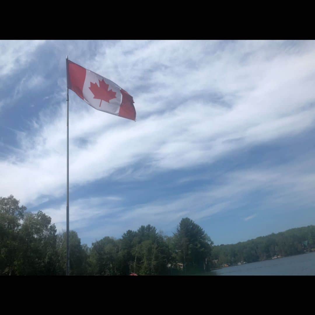 ヘイリー・ベルさんのインスタグラム写真 - (ヘイリー・ベルInstagram)「So great full I’ve had the opportunity to explore this beautiful country with some amazing friends and family! Happy Canada day! 🇨🇦  . . . #canadaday #canadian #canadaproud #explore #explorealberta #hiketherockies」7月2日 1時34分 - hayleighbell