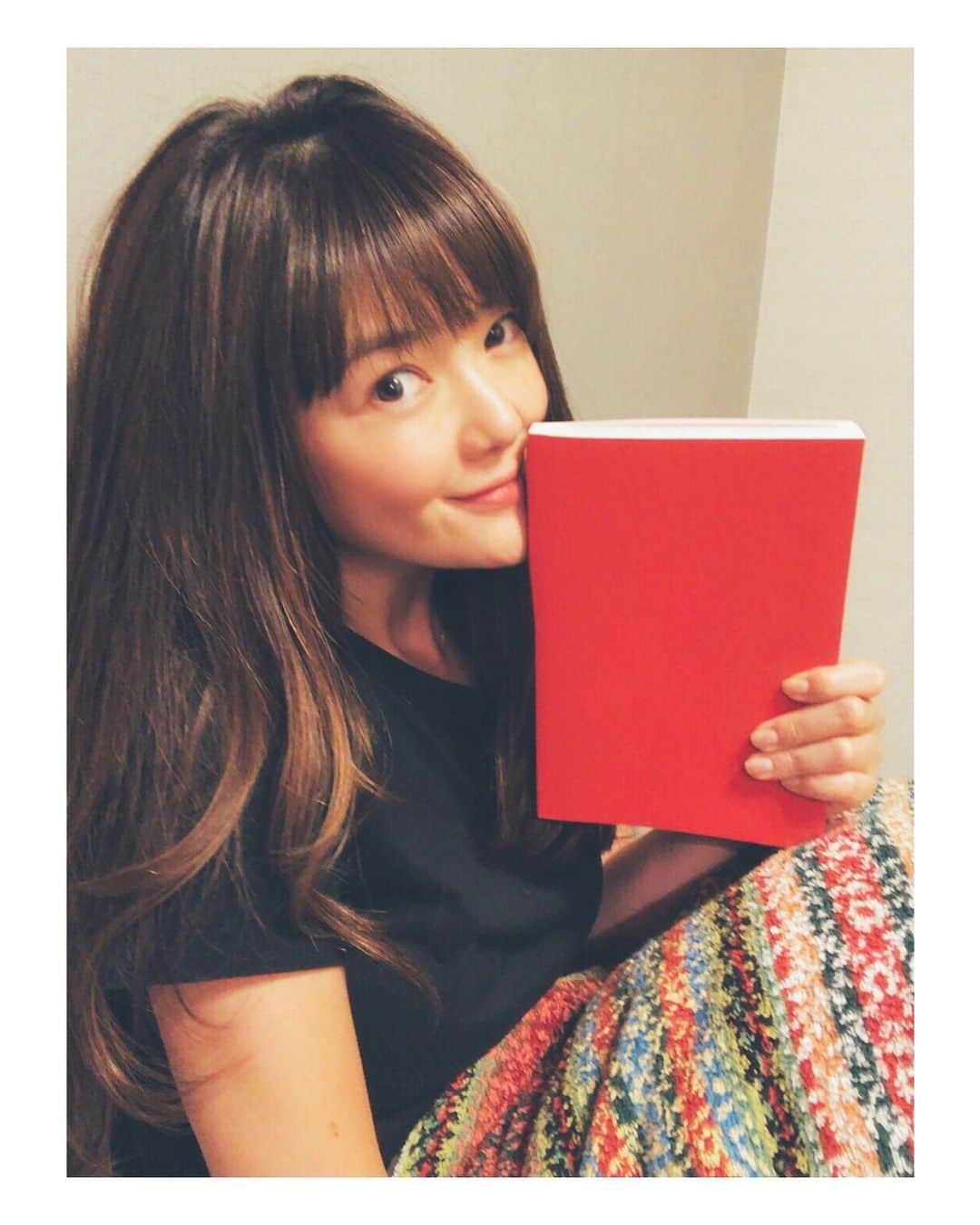 のインスタグラム：「読書﻿ _____________________________________________________﻿ ﻿ ﻿ ﻿ ﻿ ﻿ 本のカバーと帯は外す。﻿ もっと中身にフォーカスされる日が 一日でも早く訪れますように。 ﻿ ﻿ ﻿ ﻿ ﻿ ﻿ ﻿ ﻿ ﻿ ﻿ #book #books ﻿#reading #bussinessbook #business #nightrutine #goodnight #July  #july #本 #読書 #寝る前に読む本 #ブックカバー #ビジネス書 #7月」