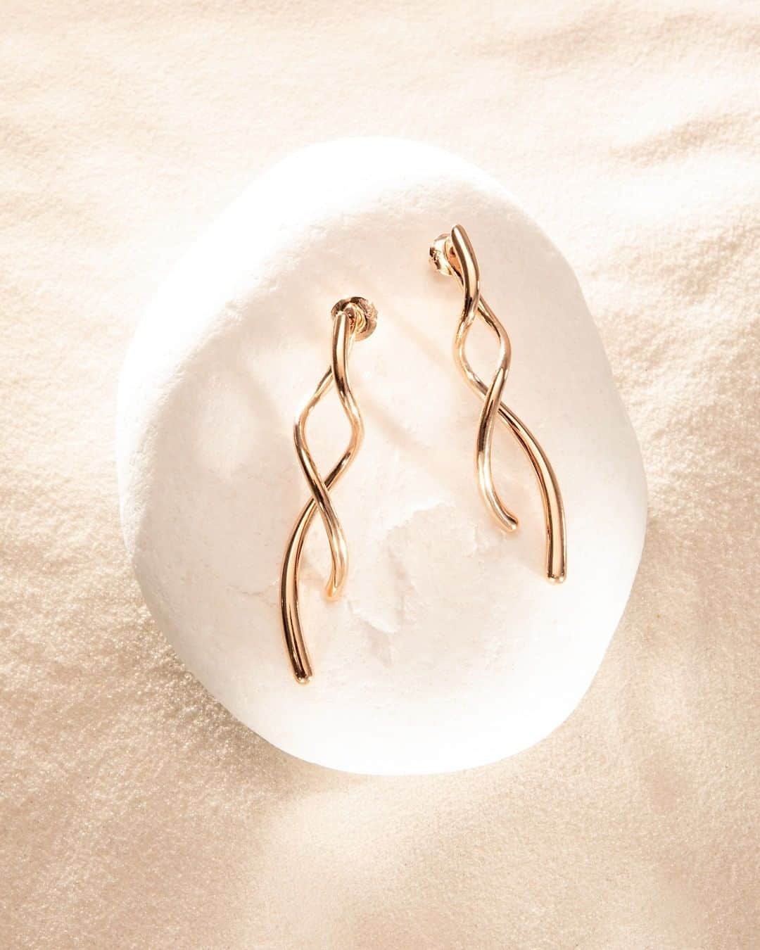 のインスタグラム：「Fluidity earrings are the epitome of modern elegance. Don't you love their shape?   #follifollie #earrings #earringsoftheday #earringsofinstagram #stilllife #sunlight」