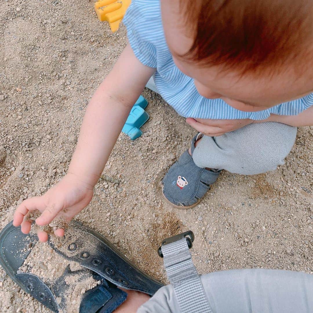 澤野井香里さんのインスタグラム写真 - (澤野井香里Instagram)「ヨチヨチ歩きなMと公園へ♪  すぐこけちゃうし、座り込んじゃうし、石ころ食べちゃうし目が離せないけど今しかないこの歩き方＾＾ #松ぼっくり　が大好きで集めてあげると喜んでくれたけど、置いて帰ろうとすると家に持って帰ると泣いてしまって根負け^^;  大好きなブランコもたくさん乗って、砂場ではひたすら私のスニーカーに砂をかける遊びに夢中。。。🙄  たくさん遊んだからぐっすりお昼寝してくれた🐤💤  公園毎日行きたいのに、最近鳥に狙われてよく荷物漁られたり食べ物取られたりするから怖いー💔  #ks_20✨#👶 #1歳 #1歳4ヶ月　#娘 #ベビフル #ママリ #コドモノ #関西ママ #京都ママ #女の子ママ #ママライフ #京都　　#公園　#ks_dau #ks_dau_2020  #M🍒_」7月2日 10時59分 - kaori_sawanoi
