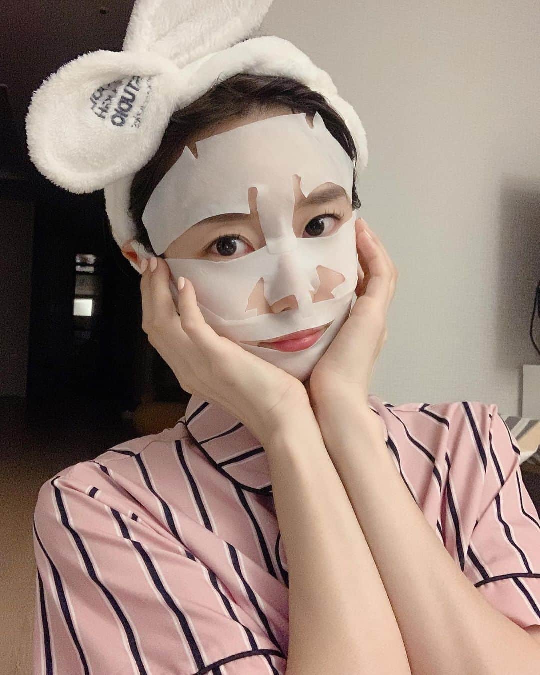 チェ・スルギさんのインスタグラム写真 - (チェ・スルギInstagram)「. 시트팩이 한장에 오마넌 ~_~  ㅇ오앙앙 넉셔리끝판왕!!  이렇게 비싼데듀 효과가 너무 좋아서  맨날 솔드아웃이다 크크  어렵게 구해서  나듀 세멘시트 해봤는데 ,  하고나면 확실히 느낄수 있다  또 사고싶다는걸 ...... 0_0 ,,,  . 얼굴 피부표현을  시멘트 처럼 매끈하게 해준다는  세멘시트  마스크팩 한장으로 각질,피지  정리 싹되고  피부톤 환해지고 피부결정리된다  . . 아! 세멘시트 후에는  평소보다 많은 양의 자외선차단제와  수분크림을 발라야해요!!  . . 이제 한번 더 할때가 됐는데 ...🤔🤔😆  . . .  #코나피딜#세멘시트#conapidil#파메스틱」7月2日 11時01分 - angel9028