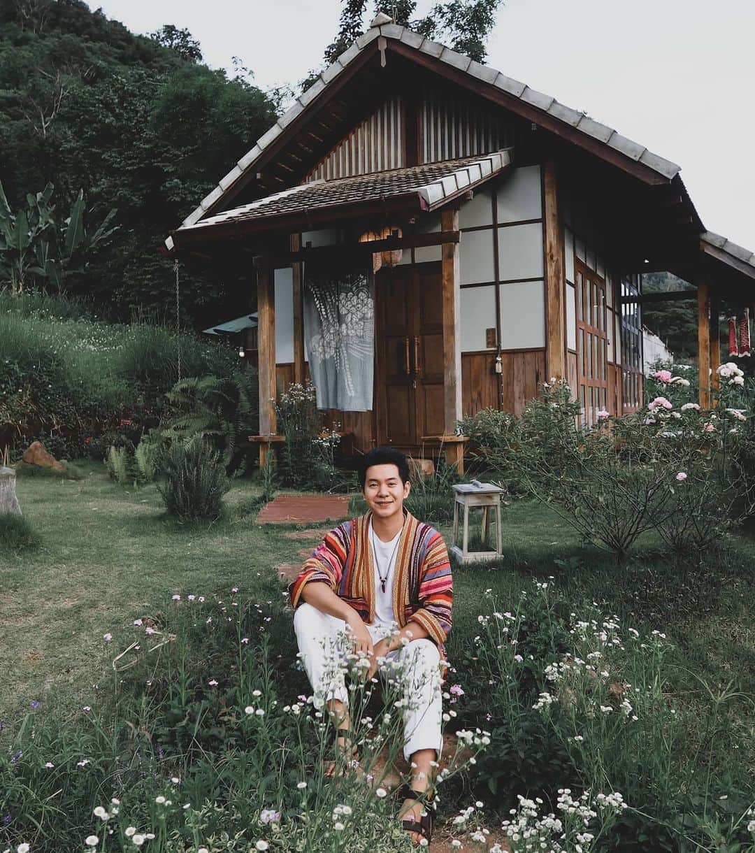 アイス・サランユーのインスタグラム：「@mori_naturalfarm  (FB :Mori Natural Farm) เมื่อความชื่นชอบ กลายเป็น แรงบันดาลใจ  K.ปอ K.เมี่ยง อดีตวิศวกรหนุ่ม และ พนักงานต้อนรับบนเครื่องบินสาว ที่ชื่นชอบละคร #ธรณีนี่นี้ใครครอง  ตัดสินใจ จากเมืองขึ้นมาใช้ชีวิต สงบ เรียบง่าย  บนดอย ที่แม่ริม  ทำ Farm Organic ทำ Home stay เล็กๆ ที่อบอุ่น ปลูกผัก ปลูกดอกไม้ ทำอาหารเอง เปิด workshop เล็กๆ ให้แขก ที่มาเข้าพัก ได้สัมผัสความเป็นธรรมชาติ อย่างปลอดภัยมั่นใจ ไร้สารพิษ   โดยมี ลูกน้อย 4 ขา (โบชิ ฮาชิ มิกิ Max ) คอยตอนรับ ทุกคน    บอกกับ K.ปอ K.เมี่ยง ไว้ว่า จะส่งสารดีๆนี้ ให้ถึง Nณเดช Nญาญ่า และ ทีงาน ละคร #ธรณีนี่นี้ใครครอง ว่าพวกคุณ สร้างแรงบันดาลใจ ที่งดงาม ได้จริงๆ ❤🙏 #chiangmai  #thailand #เที่ยวทั่วไทยกับไอซ์ศรัณยู」