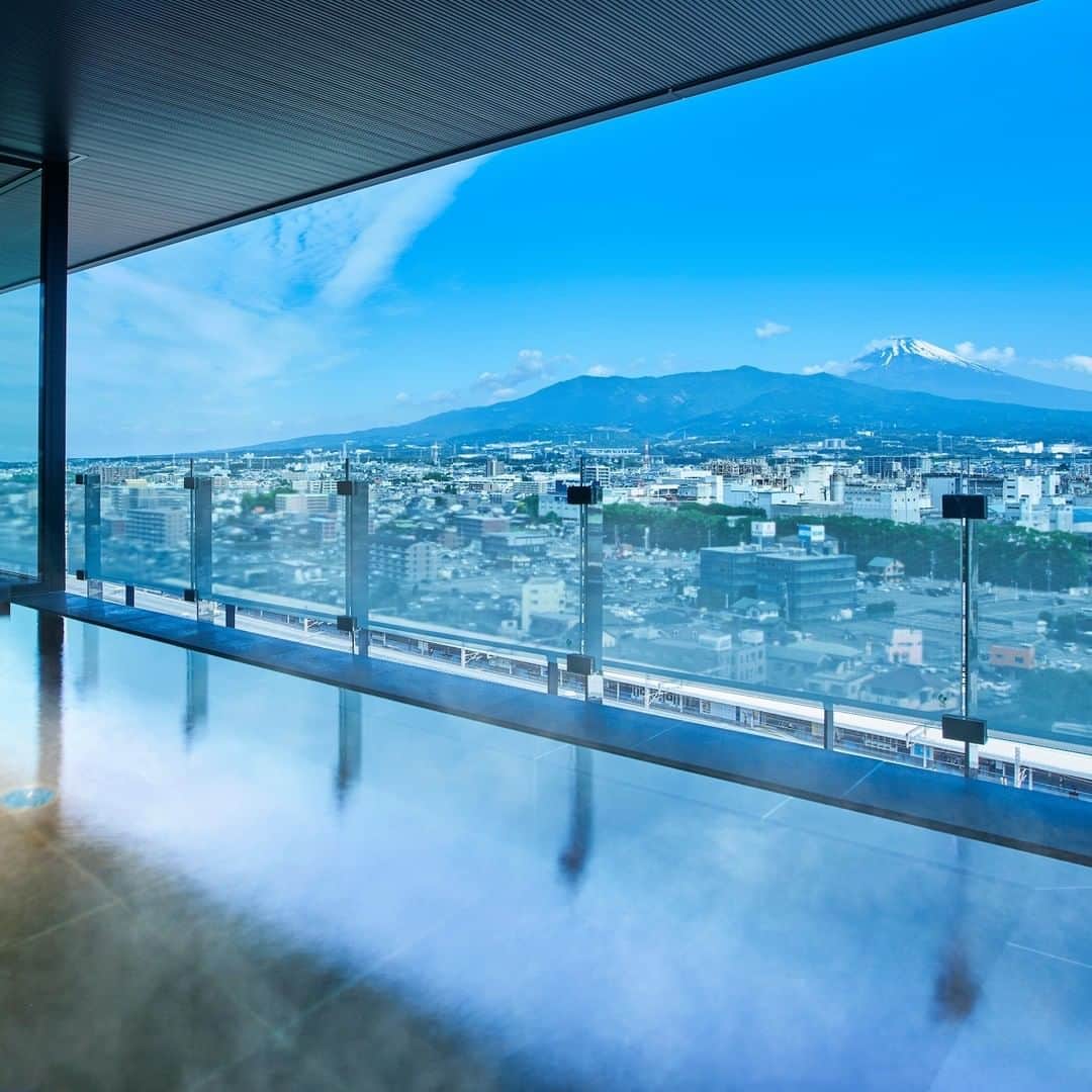 東急ホテルズさんのインスタグラム写真 - (東急ホテルズInstagram)「富士山三島東急ホテルの最上階には、ホテル滞在のお客様だけの特別空間「富士の湯」がございます！  富士山に降った雨や雪が長い年月をかけ、地層の中を移動してきた三島の水をたっぷりと。「富士山からのおくりもの」と言われるこの天然水つかることで、全身で富士の恵みを感じることができます。最近、大人気のサウナと水風呂もございます。  豊かな眺望が楽しめる大浴場と自然の風が心地いい露天風呂をご用意し、地上60メートルから富士山を眺めてお風呂につかる贅沢なひとときをこころゆくまでお楽しみいただけます。  #富士山三島東急ホテル #fujisanmishimatokyuhotel #三島 #富士山  #東急ホテルズ #tokyuhotels #travelgram #instatravel #ig_japan #traveler #traveling #japantravel #genic_travel #travelphotography #traveljapan #japantravelphoto」7月2日 11時31分 - tokyuhotels
