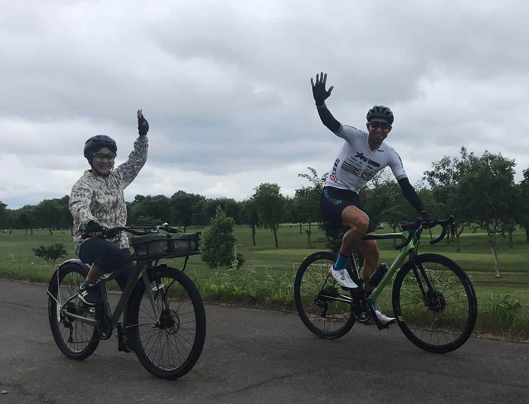 山本幸平さんのインスタグラム写真 - (山本幸平Instagram)「自転車競技を始めてからは、親と自転車乗ったこと一度も無かったですが、何と母が　@cannondalejapan を購入して自転車に一緒に乗ることが出来ました。自転車は、年齢やレベル関係なく、一緒になって楽しめる生涯スポーツだ！#十勝観光大使 #dreamseekermtbracingteam @cannondalejapan @daiken_corporation @teamdaito @bikeranch @maxxisbike @oakleyjapan @tokachimainichi #アルムシステム #日本写真判定株式会社 @hokuo_knot #北王コンサルタント#開西病院 #スポーツ医科歯科研究会 @wavenyan @shimano_cycling_japan #ergomotionch  #マグオン #enemoti @mizutanibicycle @stansnotubes @esigrips @cycliq #fightwithlefty #弱虫ペダル #さくら不動産 #carmate @wahoofitnessofficial  @ergonbike  #スポーツアロマコンディショニング @tcs_international @team_nippon」7月2日 11時27分 - kohey55