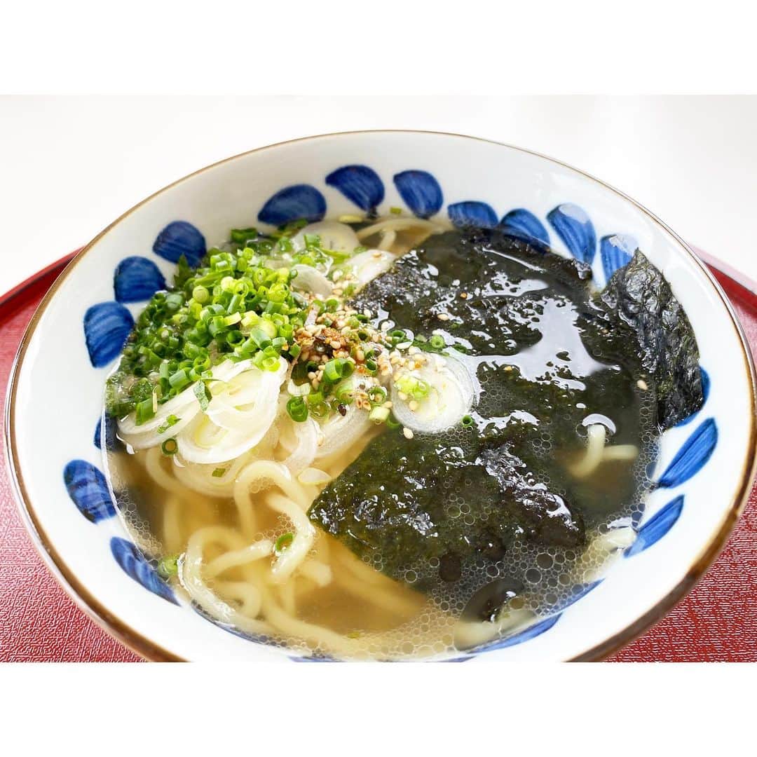 吉竹史さんのインスタグラム写真 - (吉竹史Instagram)「たまに食べたくならない。  常に、どんなタイミングでも、食べたい。  それがラーメン。  許されるなら、朝昼晩三食ラーメンでも良い。  ラーメン。ラーメン。 ラーメンよ永遠に。  アーメン。  #吉竹さんちのゴハン　#醤油ラーメン」7月2日 11時32分 - fumi_yoshitake