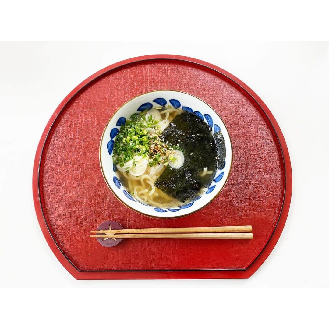 吉竹史さんのインスタグラム写真 - (吉竹史Instagram)「たまに食べたくならない。  常に、どんなタイミングでも、食べたい。  それがラーメン。  許されるなら、朝昼晩三食ラーメンでも良い。  ラーメン。ラーメン。 ラーメンよ永遠に。  アーメン。  #吉竹さんちのゴハン　#醤油ラーメン」7月2日 11時32分 - fumi_yoshitake