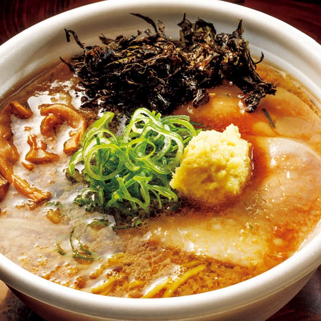 東京カレンダーさんのインスタグラム写真 - (東京カレンダーInstagram)「後味爽快な生姜ラーメンは最後の一滴まで飲み干したい﻿ スープ、たれ、叉焼の仕込みなど、ほぼすべての工程において生姜をふんだんに使用。﻿ ⠀⠀⠀⠀⠀⠀⠀⠀⠀﻿ 溶けることなく最後まで生姜からエキスが出るようにと、金槌で叩き割った約800gもの生姜を、寸胴鍋で鶏ガラ、豚骨、煮干しなどとともに7時間煮出し、透き通ったスープを作る。﻿ ⠀⠀⠀⠀⠀⠀⠀⠀⠀﻿ 三河屋製麺に特注した麺は、あえて柔らかめに作られていて、喉越しはなめらか。﻿ ⠀⠀⠀⠀⠀⠀⠀⠀⠀﻿ ⠀⠀⠀⠀⠀⠀⠀⠀⠀﻿ ★コースの詳細や店内の様子は﻿ 『月刊誌　東京カレンダー2020  8月号 #おうち時間の大人の答え  小宮山雄飛の本能のひと皿vol.13　』にて﻿ ﻿ ⠀⠀⠀⠀⠀⠀⠀⠀⠀﻿ 【今回ご紹介したレストラン情報】﻿ 店名▷ #我武者羅﻿ エリア▷#代々木　#新宿﻿ 電話▷03-3341-4100﻿ ※お問い合わせの際は『東京カレンダーのインスタを見た』とお伝えいただければ幸いです。﻿ 住所▷渋谷区千駄ヶ谷5-29-7 ドルミ御苑ビル103﻿ .﻿ .﻿  ーーーーーーー★ーーーーーーーー﻿ @tokyocalendar プロフィールURLの﻿ 東カレweb（アプリ）では、﻿ 高級グルメ情報や話題のレストラン、﻿ 手土産からテイクアウトグルメなど﻿ 東京のグルメ情報を幅広くご紹介。﻿ そして大人気コンテンツ、東カレweb小説や﻿ トレンドニュースも配信しております。﻿ ーーーーーーーーーーーーーーーー ﻿ ⠀⠀⠀⠀⠀⠀⠀⠀⠀﻿ #生姜ラーメン#生姜 #一人ラーメン#東京ラーメン#ラーメン#ramen#新宿ラーメン#東カレ#tokyocalendar #東京グルメ #日本グルメ #日本美食 #東京美食 #チャーシュー」7月2日 11時32分 - tokyocalendar