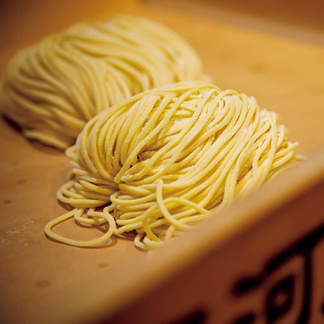 東京カレンダーさんのインスタグラム写真 - (東京カレンダーInstagram)「後味爽快な生姜ラーメンは最後の一滴まで飲み干したい﻿ スープ、たれ、叉焼の仕込みなど、ほぼすべての工程において生姜をふんだんに使用。﻿ ⠀⠀⠀⠀⠀⠀⠀⠀⠀﻿ 溶けることなく最後まで生姜からエキスが出るようにと、金槌で叩き割った約800gもの生姜を、寸胴鍋で鶏ガラ、豚骨、煮干しなどとともに7時間煮出し、透き通ったスープを作る。﻿ ⠀⠀⠀⠀⠀⠀⠀⠀⠀﻿ 三河屋製麺に特注した麺は、あえて柔らかめに作られていて、喉越しはなめらか。﻿ ⠀⠀⠀⠀⠀⠀⠀⠀⠀﻿ ⠀⠀⠀⠀⠀⠀⠀⠀⠀﻿ ★コースの詳細や店内の様子は﻿ 『月刊誌　東京カレンダー2020  8月号 #おうち時間の大人の答え  小宮山雄飛の本能のひと皿vol.13　』にて﻿ ﻿ ⠀⠀⠀⠀⠀⠀⠀⠀⠀﻿ 【今回ご紹介したレストラン情報】﻿ 店名▷ #我武者羅﻿ エリア▷#代々木　#新宿﻿ 電話▷03-3341-4100﻿ ※お問い合わせの際は『東京カレンダーのインスタを見た』とお伝えいただければ幸いです。﻿ 住所▷渋谷区千駄ヶ谷5-29-7 ドルミ御苑ビル103﻿ .﻿ .﻿  ーーーーーーー★ーーーーーーーー﻿ @tokyocalendar プロフィールURLの﻿ 東カレweb（アプリ）では、﻿ 高級グルメ情報や話題のレストラン、﻿ 手土産からテイクアウトグルメなど﻿ 東京のグルメ情報を幅広くご紹介。﻿ そして大人気コンテンツ、東カレweb小説や﻿ トレンドニュースも配信しております。﻿ ーーーーーーーーーーーーーーーー ﻿ ⠀⠀⠀⠀⠀⠀⠀⠀⠀﻿ #生姜ラーメン#生姜 #一人ラーメン#東京ラーメン#ラーメン#ramen#新宿ラーメン#東カレ#tokyocalendar #東京グルメ #日本グルメ #日本美食 #東京美食 #チャーシュー」7月2日 11時32分 - tokyocalendar