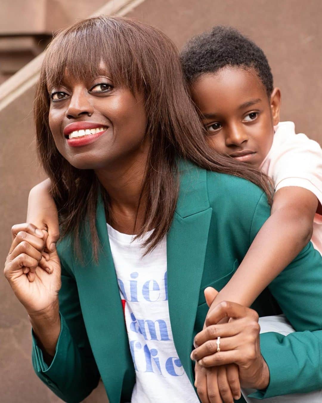 ボビー・ブラウンのインスタグラム：「Well that’s a wrap! @deepoku signing off. Thank you so much Bobbi for opening up your platform to me today and to your amazing audience for the warm welcome. Hope we can continue working to make this a more open and inclusive world for my children and yours. Leaving you with some images of beauty that inspire me, including Bobbi’s first Vogue cover. Hope they inspire you too. Goodbye ❤️❤️❤️Dee 💃🏿」