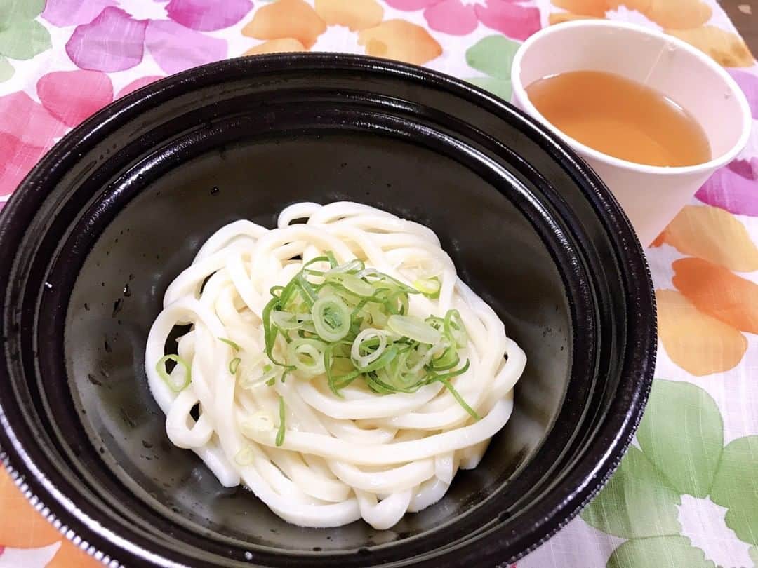 はなまるうどんのインスタグラム：「蒸し暑くて珍しく食欲もあまりないので、 さっぱりと食べられる冷かけを テイクアウトしました。  思いのほかちゅるちゅる食べられてしまい 天ぷらも持ち帰ればよかったと後悔😥 びえん😭  #冷かけ #はなまるうどん #テイクアウト」
