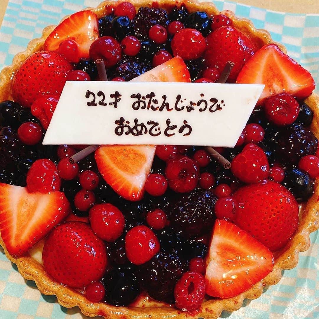 竹俣紅さんのインスタグラム写真 - (竹俣紅Instagram)「*﻿ 先日、22歳になりました。﻿ お誕生日のお祝いコメントをありがとうございます(^^)﻿ 事務所にお手紙やプレゼントを送ってくださった皆様、ありがとうございます😊﻿」7月2日 11時43分 - benitakemata_official