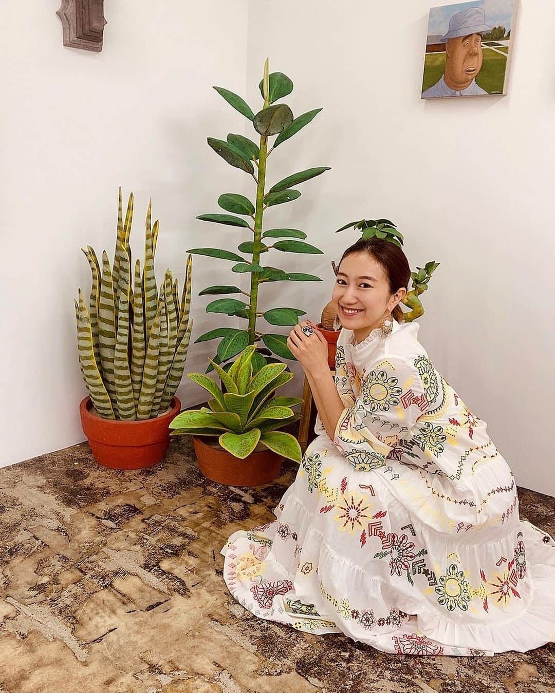 花井瑠美のインスタグラム：「唯一無二 世界に一つしかない  本物のような木 本物なんだろうな。  私ハイジみたい🤣  #山崎有人 #art#baftokyo#gallery#artist #アルプス行きたいな」