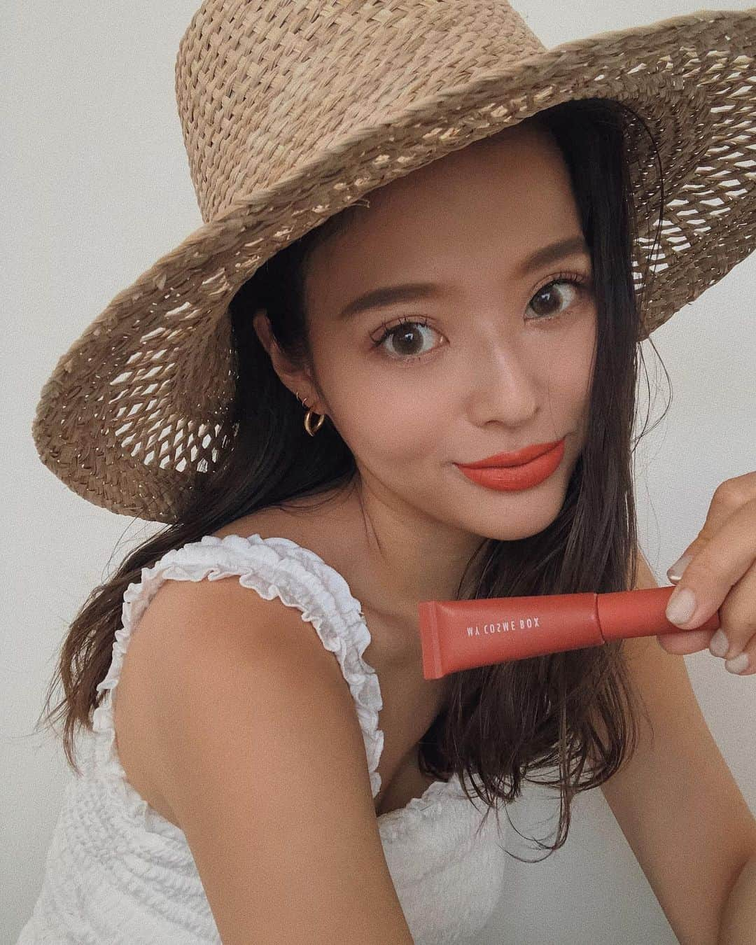 佐野真依子さんのインスタグラム写真 - (佐野真依子Instagram)「7月をイメージして作った SUMMERカラー🍉 【JULY】 パキッと鮮やかなヘルシーオレンジに絶妙なくすみをブレンド🧡 鮮やかカラーが好きな方 夏メイクにオレンジLIPを 挑戦したい方にオススメです🤍 MY COSME BOXならではの かわいいカラーと発色の良さ 今までにない着け心地が優しい 落ちないマットリップを 是非試してみてください🤍 ———————————————————— @mycosmebox_official  #mycosmebox  #MATLIP」7月2日 11時57分 - sanomaisanomai