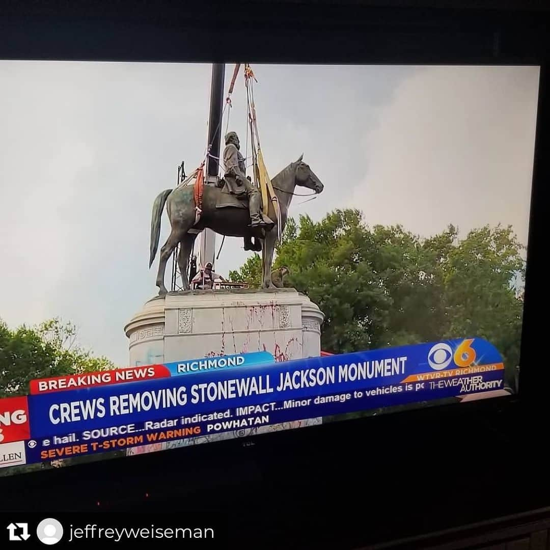 シャロン・ローレンスさんのインスタグラム写真 - (シャロン・ローレンスInstagram)「Repost from @jeffreyweiseman • And ... it's done. One down. #confederatemonument  are not noble. #blacklivesmatter」7月2日 11時52分 - sharonelawrence