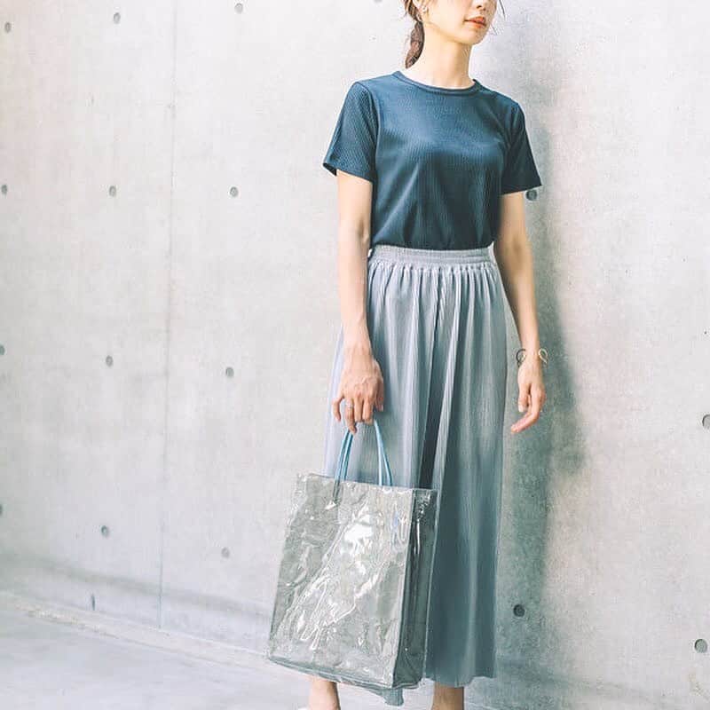 コエさんのインスタグラム写真 - (コエInstagram)「. . koeトートL 3,990+tax . koeのショッパーをイメージしたクラフト感ある素材と 今っぽいクリアなPVC素材のコンビデザインで、 都会的な印象に仕上げたトートバッグ。 上品ですっきりとしたスクエアシルエットなので、 カジュアルにも綺麗めにもよくあいます。 程よいスタイリングのアクセントにも。 . Lサイズは、たっぷりとした大きさで A4サイズもらくらく収納できるのも嬉しいポイント。 . color : light gray / craft beige」7月2日 11時53分 - koe_official