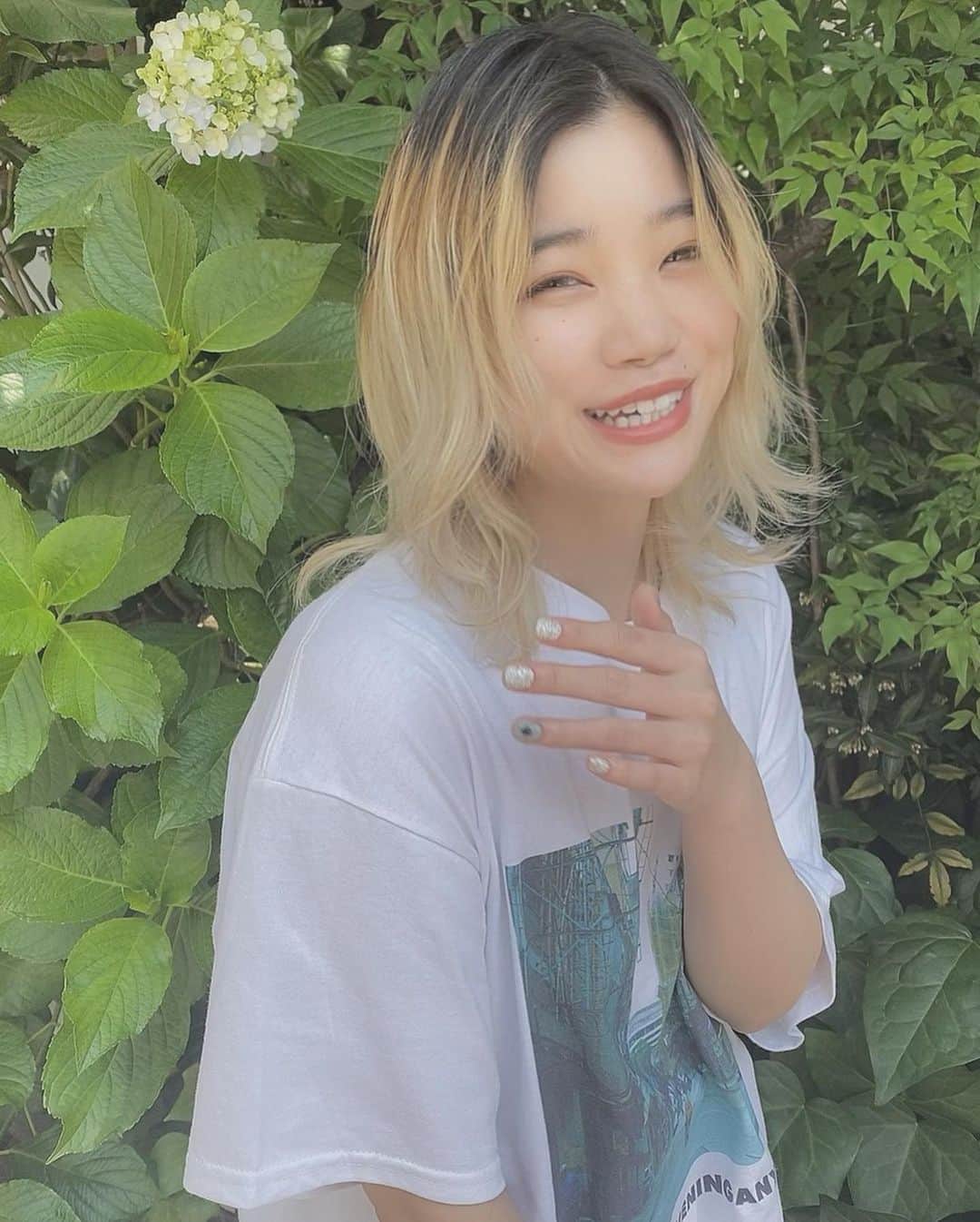 高橋有紀のインスタグラム：「チッチカットカラー🤍 ネイルと一緒に！ 何かで笑っちゃったのかわいい🥺 #lysa_yuki #Bish #セントチヒロチッチ」