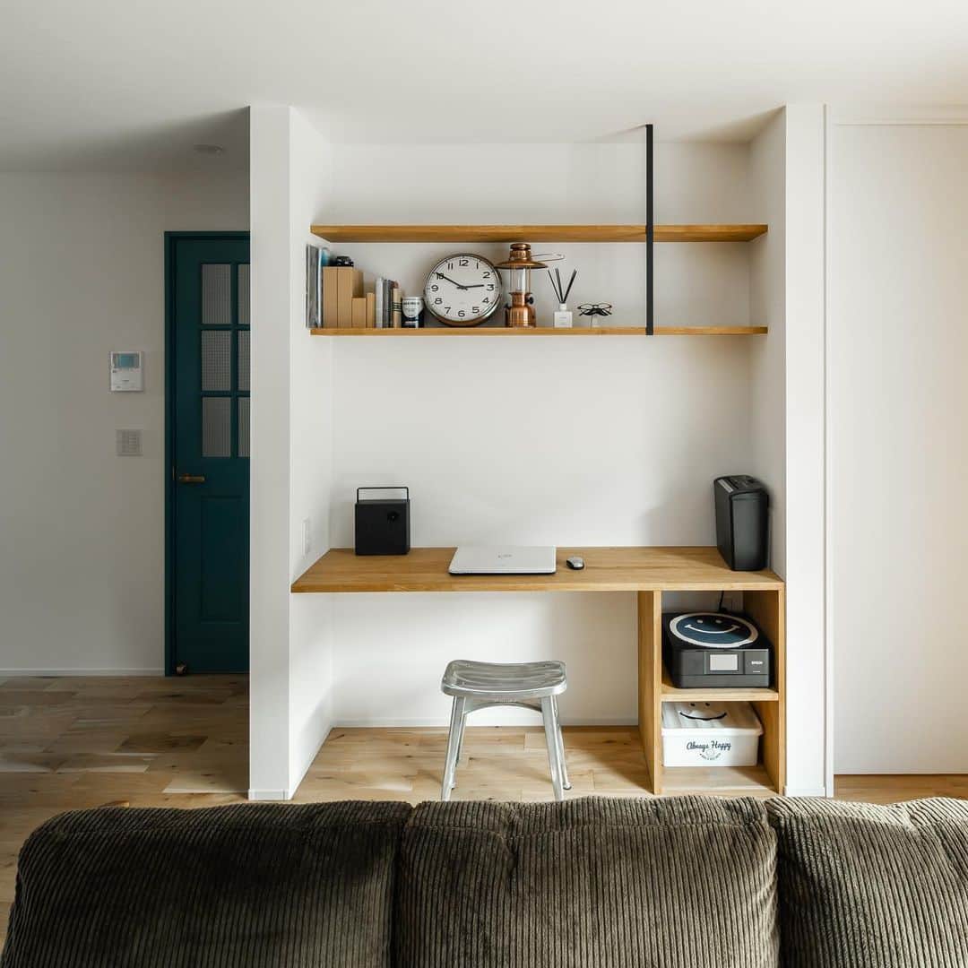 ルポハウス一級建築士事務所さんのインスタグラム写真 - (ルポハウス一級建築士事務所Instagram)「・ ・ ・ リビングの一角にあるＰＣスペース。 ・ 家族と一緒に居ながら、緩やかに空間を分けて集中できる場所に。 ・ 迫力あるハードサイプレスの壁と、シンプルな白い壁のコントラストが美しい空間です。 ・ ・ ・ 𓐌𓐌𓐌𓐌𓐌𓐌𓐌𓐌𓐌𓐌𓐌𓐌𓐌𓐌𓐌𓐌𓐌𓐌  ルポハウスの施工事例はこちらまで☞ @reposhouse  𓐌𓐌𓐌𓐌𓐌𓐌𓐌𓐌𓐌𓐌𓐌𓐌𓐌𓐌𓐌𓐌𓐌𓐌 #ルポハウス は#ちょっとかっこいい家 を"友人のために" という思いでつくっています。 一生に一度の#マイホーム。 「あなたにしかできない」×「ルポハウスだからできる」で、 私たちだけの#家づくり を思いっきり楽しんでみませんか？！ ・ ・ ・ #住宅 #注文住宅 #新築一戸建て #デザイナーズ住宅  #一級建築士事務所 #設計事務所  #滋賀県大津市 #滋賀県草津市 #滋賀県栗東市  #滋賀県近江八幡市 #設計士とつくる家 #スタディコーナー#スタディスペース #書斎 #pcスペース #ナガイイーストヘムロック #ナラ無垢床 #ハードサイプレス」7月2日 11時56分 - reposhouse