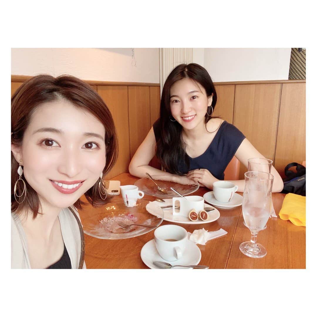 山田桃子さんのインスタグラム写真 - (山田桃子Instagram)「Lunch🥂 . セリナちゃんと @serina_fukui  ランチに行ってきました🍾 カプレーゼがうんまい❣️から始まり、。 デザートまで全て美味だった✨ . 終始、女子トーク♬ 久々に外で食べたり飲んだり、 お話して、気分転換になった✨ . 食事後はショッピング🛍 一緒にコーディネートを考えたり、 いつも1人で買い物をしている 私にとっては、新鮮で面白かった‼️ 身長差15㎝の私たち(セリナ170㎝桃子156㎝) 5月生まれの私たち(セリナちゃん1つ下) 洋服選び👗楽しかった🤍 あ、お揃いのTシャツも買ったんだ！ そんなの学生ぶり..笑 . . #表参道ランチ #表参道グルメ #表参道 #女子会 #ランチ #表参道ヒルズ #ラキアーラ #イタリアン #フリーアナウンサー #タレント #グラビア #福井セリナ #山田桃子 #ショッピング #女子会コーデ #凸凹コンビ」7月2日 12時00分 - momomdoll