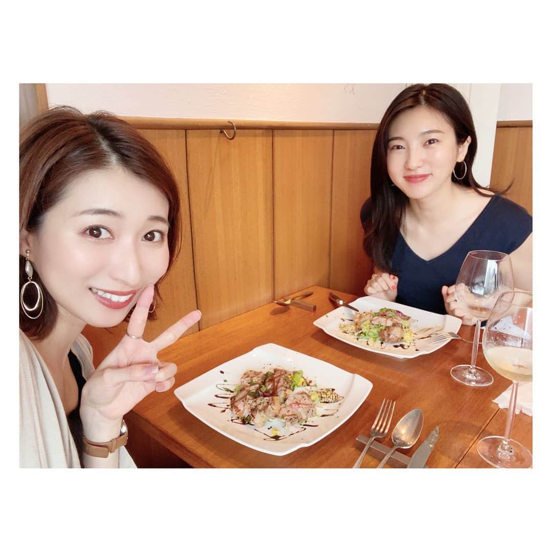 山田桃子さんのインスタグラム写真 - (山田桃子Instagram)「Lunch🥂 . セリナちゃんと @serina_fukui  ランチに行ってきました🍾 カプレーゼがうんまい❣️から始まり、。 デザートまで全て美味だった✨ . 終始、女子トーク♬ 久々に外で食べたり飲んだり、 お話して、気分転換になった✨ . 食事後はショッピング🛍 一緒にコーディネートを考えたり、 いつも1人で買い物をしている 私にとっては、新鮮で面白かった‼️ 身長差15㎝の私たち(セリナ170㎝桃子156㎝) 5月生まれの私たち(セリナちゃん1つ下) 洋服選び👗楽しかった🤍 あ、お揃いのTシャツも買ったんだ！ そんなの学生ぶり..笑 . . #表参道ランチ #表参道グルメ #表参道 #女子会 #ランチ #表参道ヒルズ #ラキアーラ #イタリアン #フリーアナウンサー #タレント #グラビア #福井セリナ #山田桃子 #ショッピング #女子会コーデ #凸凹コンビ」7月2日 12時00分 - momomdoll