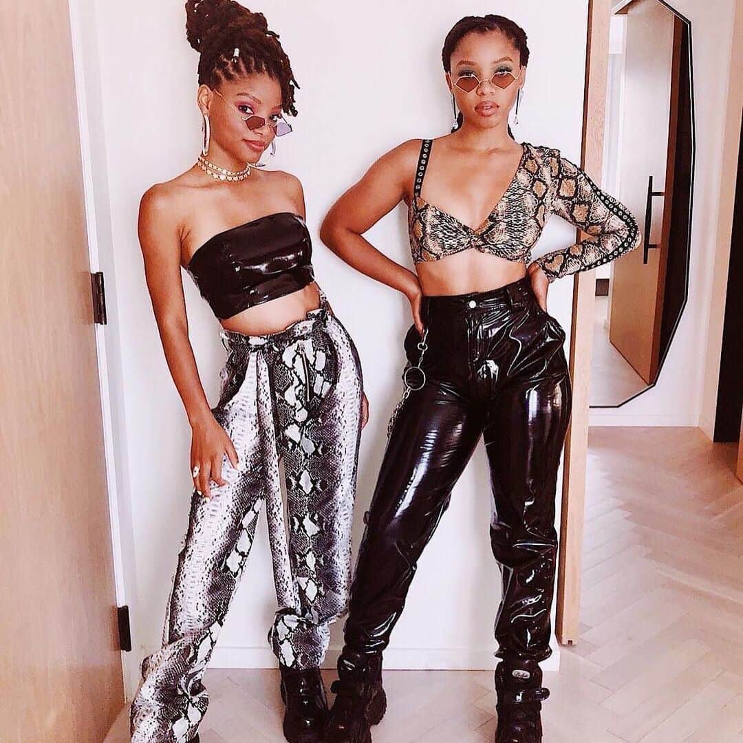E! Onlineさんのインスタグラム写真 - (E! OnlineInstagram)「Happy birthday to the queen of 🗣️keepin' 🗣️it 🗣️cute, Chloe Bailey. All the reasons why Chloe x Halle are the future of the music industry are at the link in our bio. (📷: Instagram)」7月2日 12時03分 - enews
