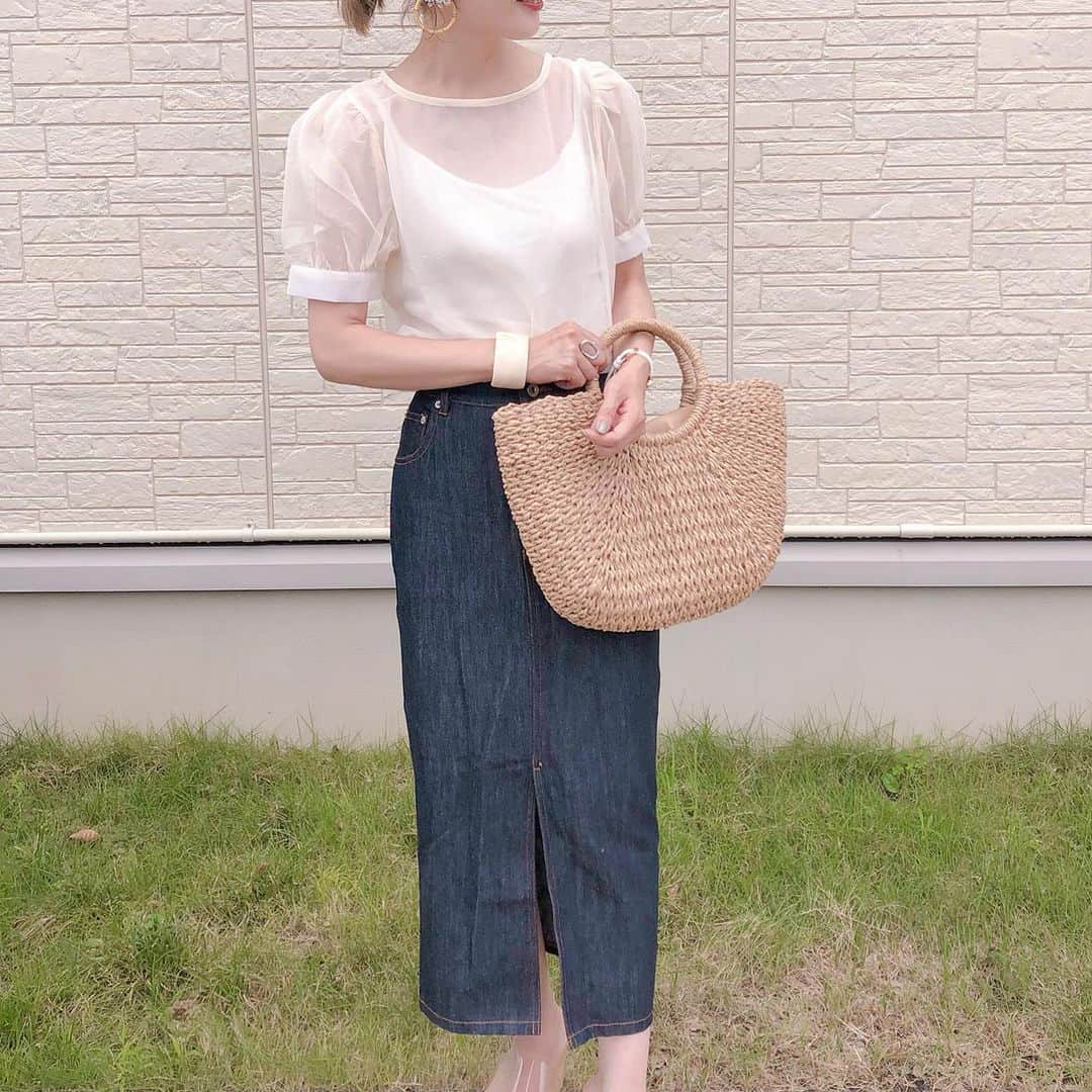 Kikuno Sayumiさんのインスタグラム写真 - (Kikuno SayumiInstagram)「〻SEE THROUGH〻 ・ ・ ・ @chicwish のシースルートップス𓇢 ・ シースルーのアイテムはプラスするだけで今年っぽくなるね❕ ・ ・ ・ tops▶ @chicwish.japan bottoms▶ @randa_pic bag▶ @nb.lady pierce▶ @m.noripeee ・ ・ ・ #ファッション#コーデ#fashion#ママ#ママコーデ#プチプラコーデ#大人カジュアル#ヘアアレンジ#大人可愛い#ジユジョ#옷스타그램#シンプルコーデ#158cmコーデ #mamagirl#ママリ#ママリファッション#locari#lucrajp#夏コーデ#オン眉#ヘアスタイル#ヘアアレンジ #10ヶ月#赤ちゃんのいる生活#chicwish #chicwish.japan」7月2日 12時08分 - sayumikikuno