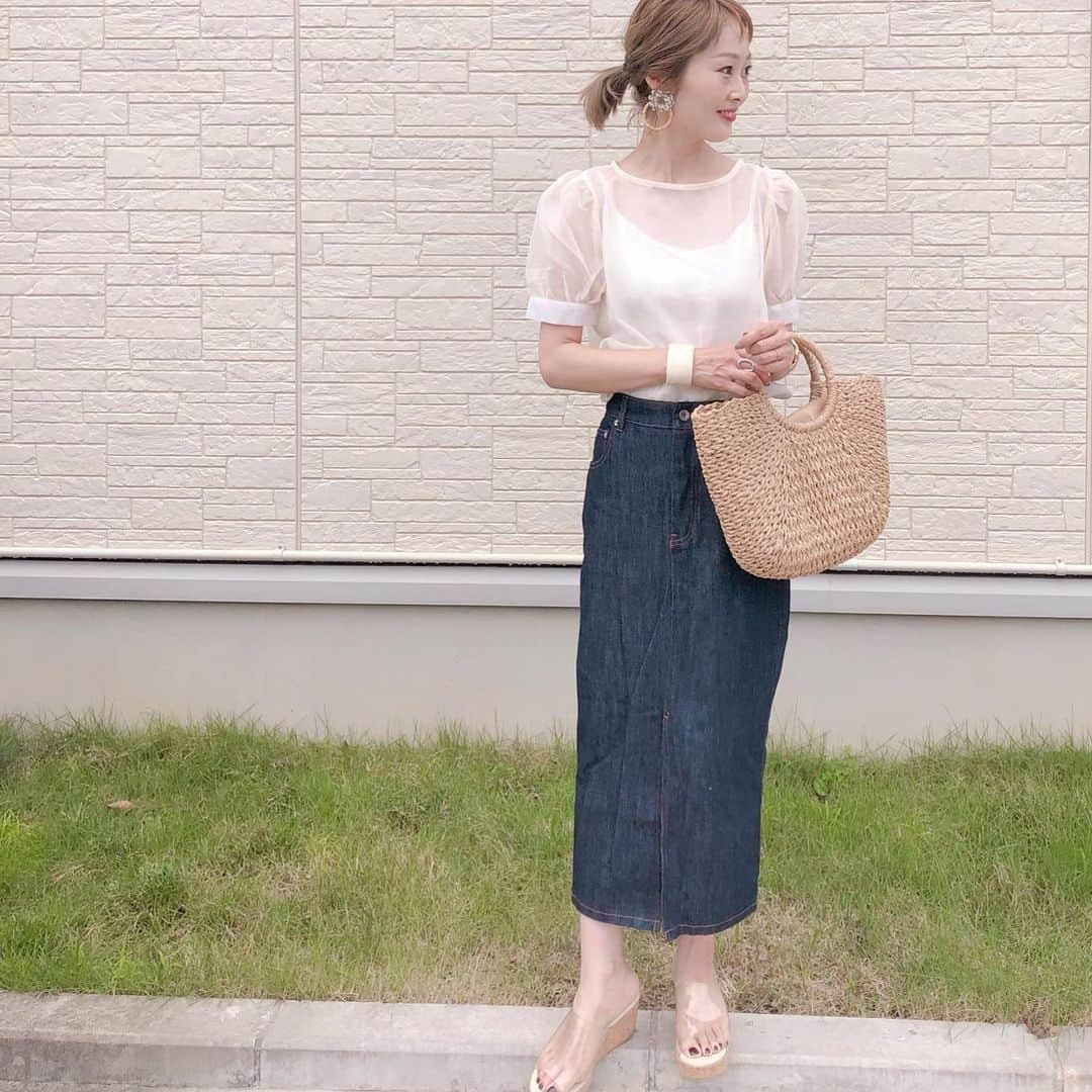 Kikuno Sayumiさんのインスタグラム写真 - (Kikuno SayumiInstagram)「〻SEE THROUGH〻 ・ ・ ・ @chicwish のシースルートップス𓇢 ・ シースルーのアイテムはプラスするだけで今年っぽくなるね❕ ・ ・ ・ tops▶ @chicwish.japan bottoms▶ @randa_pic bag▶ @nb.lady pierce▶ @m.noripeee ・ ・ ・ #ファッション#コーデ#fashion#ママ#ママコーデ#プチプラコーデ#大人カジュアル#ヘアアレンジ#大人可愛い#ジユジョ#옷스타그램#シンプルコーデ#158cmコーデ #mamagirl#ママリ#ママリファッション#locari#lucrajp#夏コーデ#オン眉#ヘアスタイル#ヘアアレンジ #10ヶ月#赤ちゃんのいる生活#chicwish #chicwish.japan」7月2日 12時08分 - sayumikikuno