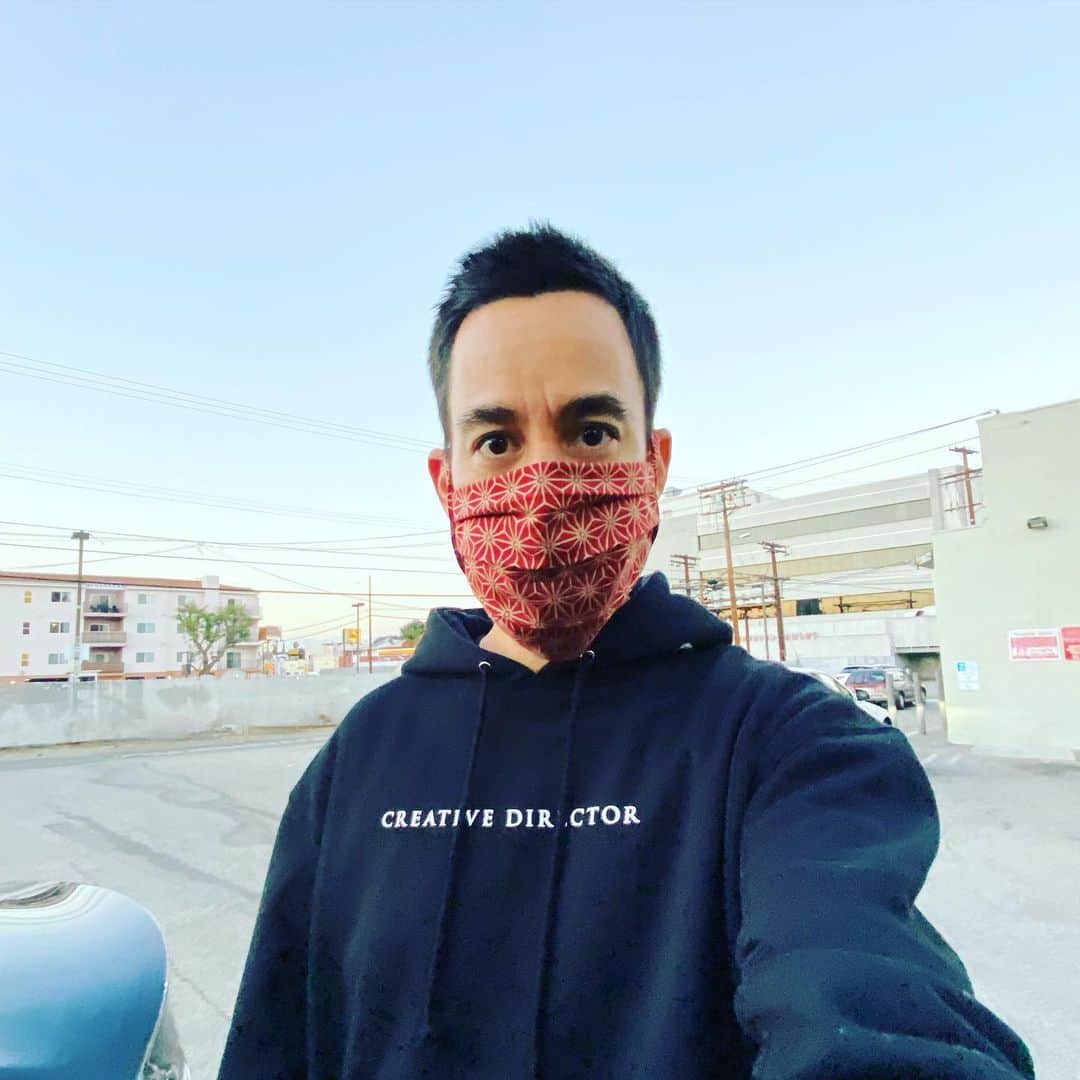 マイク・シノダのインスタグラム：「Wear a mask, friends」