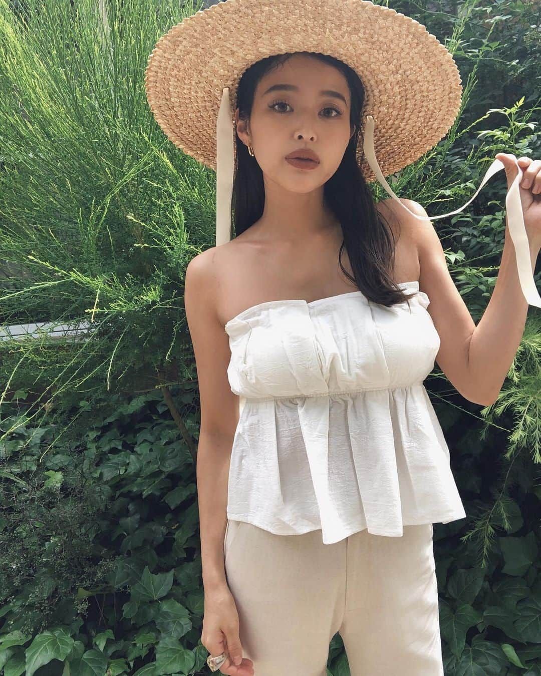 佐野真依子さんのインスタグラム写真 - (佐野真依子Instagram)「暑い夏にオススメの 1枚で着られる カップ付きシリーズ🤍 タックも色味も可愛くて お手頃価格なベアTOPS🤍 肉厚なコットン生地にペプラム シルエットがとってもかわいい 1着です🤍 ■Tack B/C tops ￥4,620 WHITE/GRAY/BEIGE/ @trunc88_official  #trunc88」7月2日 12時23分 - sanomaisanomai