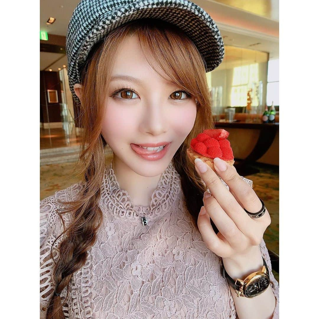 相沢みなみさんのインスタグラム写真 - (相沢みなみInstagram)「イチゴの季節終了してつらい。‬ 🍓🍓🍓 . I already miss strawberries :,-)‬ ‪. 我想念草莓💭‬ . #載せそびれたシリーズ ‬ #相沢みなみ  #苺 #食べたい  #アフターヌーンティー #したい」7月2日 12時16分 - epoint2016