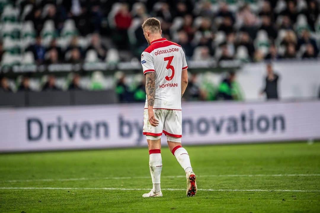アンドレ・ホフマンのインスタグラム：「Es ist hart. Doch wenn man nach dem 34. Spieltag nur 30 Punkte hat, steigt man zurecht ab. Es war vermeidbar und das tut weh. Wir haben es zu selten geschafft, uns für die guten Leistungen in der Rückrunde zu belohnen. Wir haben einen Rückschlag nach dem anderen bekommen, haben uns als Team geschüttelt und sind immer wieder aufgestanden. Aber vermutlich waren es am Schluss ein paar Schläge zu viel. Es ist enttäuschend, wenn ich sehe, was diese Mannschaft investiert hat, um das große Ziel zu erreichen, diesem tollen Verein und seinen außergewöhnlichen Fans ein weiteres Jahr Bundesliga zu schenken. Ich habe Verständnis für jeden Unmut, für jeden Fan, der uns Spieler beschimpft und über den Ausgang dieser Saison sauer und enttäuscht ist. Zurecht.  Aber ich kann nicht akzeptieren, wenn man diesem Team fehlende Leidenschaft und Mentalität vorwirft. Ich werde mich immer schützend und voller Überzeugung vor dieses Team stellen. Wir haben viele Fehler gemacht. Zu viele. Aber wir haben gekämpft. Die Mannschaft, das Trainerteam und das Funktionsteam. Wir haben gemeinsam so viel eingesetzt, aber es war nicht ausreichend und das tut mir für alle, denen der Verein am Herzen liegt, leid. Ich bedanke mich herzlich bei jedem von Euch, der uns bis zuletzt unterstützt hat und der für diese Mannschaft ein aufbauendes Wort übrig hat. Das gibt Kraft.  Bleibt gesund.  Hoffi ⚪️🔴」