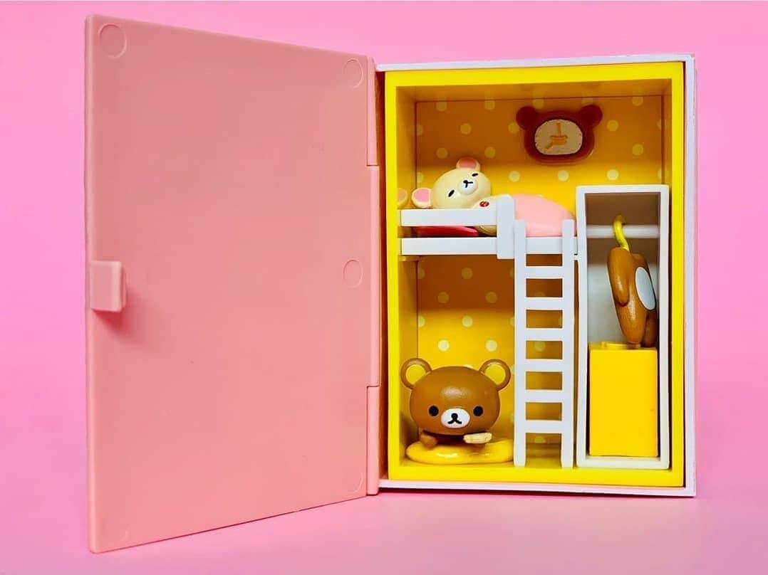 Rilakkuma US（リラックマ）さんのインスタグラム写真 - (Rilakkuma US（リラックマ）Instagram)「@toytinyblog shot this adorable photo of their Rilakkuma ReMent set that features a tiny scene inside a book shaped box! It's the little things! . . . #rilakkumaus #rilakkuma #sanx #kawaii #rement #miniatures #リラックマ #サンエックス」7月2日 3時40分 - rilakkumaus