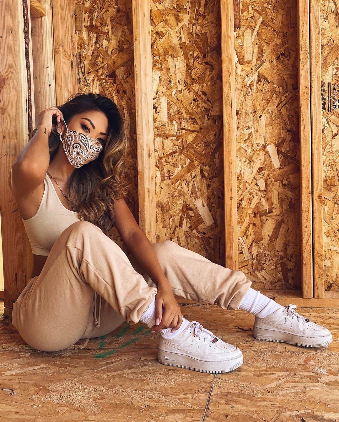 リアン Vのインスタグラム：「Beige babe 🤎 @shoplianev」