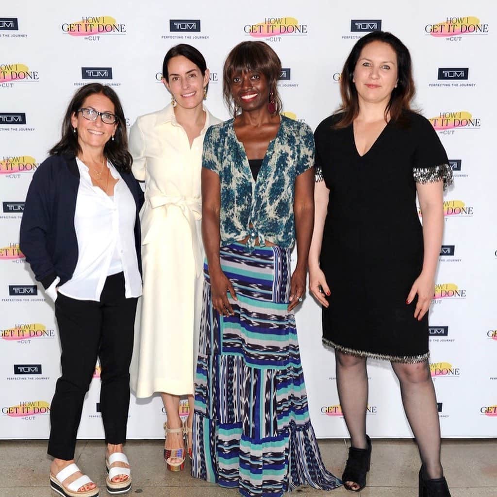 ボビー・ブラウンのインスタグラム：「Quick interlude. I just found these great pictures of Bobbi and I (@deepoku) speaking on a panel together for @thecut. I strongly believe in allyship and intersectionality and that’s what Bobbi is doing by trusting me with her platform. It’s what we should all do for each other as women. If we want to see more women in positions of power, if we want to see more black women and women of color succeeding at the highest levels, we have to make our relationships and friendships action oriented. Hugs are great, empathy is wonderful but why not recommend a friend for a job, make an introduction, give business to another women, refuse to speak at conferences that have no diversity, hire black women and collaborate on projects. That’s how we move the needle. Thanks for coming to my TED Talk. Dee 💃🏿」