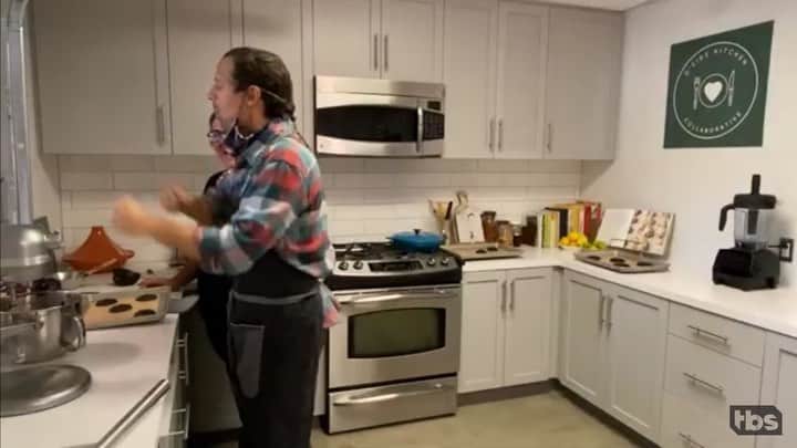 ジェイソン・ムラーズのインスタグラム：「Now on YouTube, episode 3 of @celebshowoff featuring @osidekitchencollaborative. Together we make chocolate cookies from avocados and keep the world from going to waste. The more views I get, the more donations go to @feedingamerica. Thanks for tuning in!」