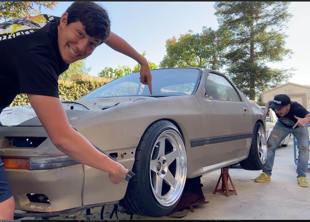 スティーブのインスタグラム：「Check out that fitment!! Wow!! We knew we made the right choice for wheels with @kanseiwheels on our RX-7 fc Project!! Wow!! Nothing makes a car look better than some new wheels and our RX-7 project is now completely a different car thanks to Kansei!!  ホーイルとタイヤーも一髪で決まった！！もう買った時のボロい車に見えないよね！！ #rotaryengine #rotary #rx7 #rx7fc #kanseiwheels」
