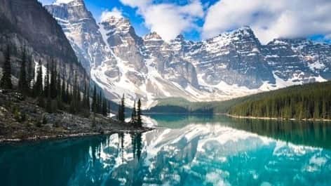 ケリー・オックスフォードのインスタグラム：「This Canada Day is different for me. I’ve been rethinking my education.  I know what I was taught by the Canadian government in the 1990’s and I see the continual oppressive injustices brought against Indigenous people today. I grew up traveling by car across Canada during the summers. We would visit national parks, museums... I loved it all. How can I appreciate Indigenous history, art, dance, song, culture without both completely seeing the picture, and speaking up against injustice?  Indigenous people lost everything so that we could have something.   Today I’ve both donated to the Indigenous Women’s fund of Canada and I’ve enrolled in a FREE @ualberta course called ——Indigenous Canada.——- I’ve posted the link to the course in my bio if you’d like to join me this summer.」