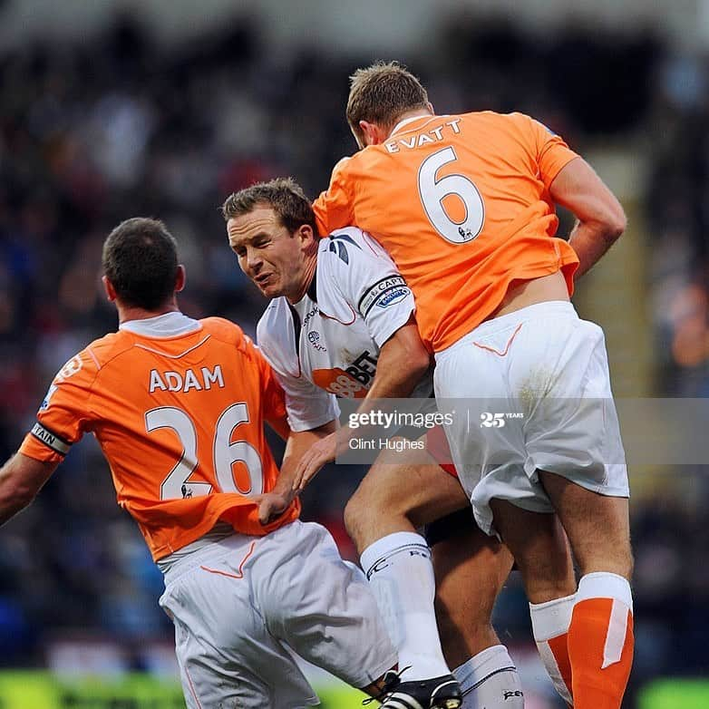 チャーリー・アダムのインスタグラム：「Good luck @ian.evatt on becoming the new @officialbwfc manager 👍」