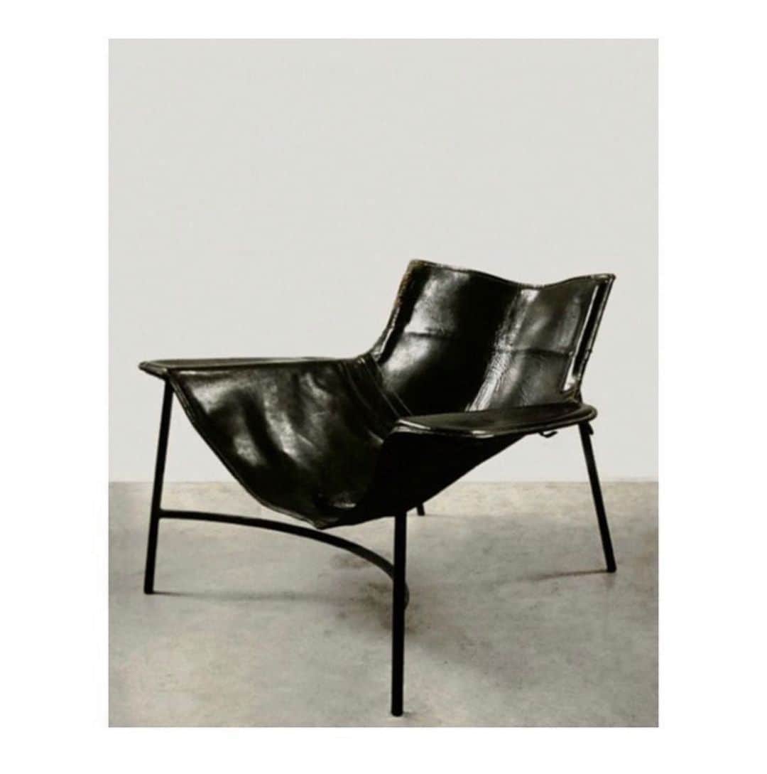 エレオノーラ・カリシのインスタグラム：「When your chair shares a sexy attitude by Mathieu Mategot -」
