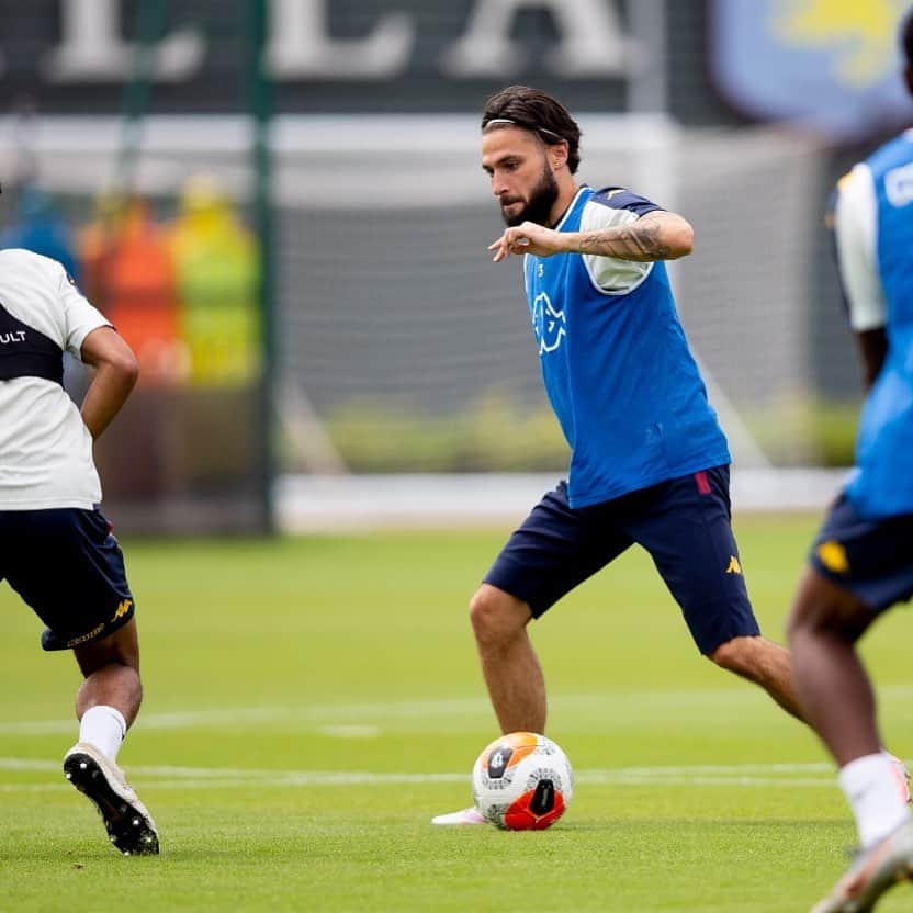 ホタのインスタグラム：「Only way is WORK 💪 #AVFC #6finals #alltogether」