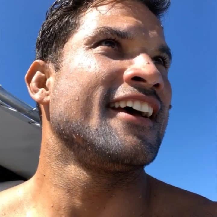ミシェル・ボレーズのインスタグラム：「What an incredible day !Different emotions in just a few minutes . I was doing a down wind from tahiti ( mahina ) to moorea(vaiare) when a hammer shark chased my foil and bite it. He broke the tail of my @signaturefoils  so I could not keep going . Then I sat on my @firewiresurfboards  and waved at my friends on the boat to come and pick me up.After 2-3 minutes by « myself » , I felt something was wrong so I looked around me and stayed in alert just in case the shark would come back again . I was right ! The 3-4 meters hammer shark came back again at me so I put my foil in between him and I to protect myself. He bite my foil for the second time realizing it was definitely not eatable and swam back away from me . The boat picked me up a few minutes after and I was safe .  15 minutes later I decided to go foil again and finished the race we had. I felt like surfing at teahupoo when it’s 10-12 foot ! We know the risk to get hurt or even dying but the love of our sport is too strong. EVERY TIME I go foiling in the deep blue , I’ve seen hammers sharks cruising around so I know the risk since the beginning.The ocean is their world and I respect that ! No bad feelings at all ! He just owe me a new foil 😜. #PlusDePeurQueDeMal #WrongPlaceWrongTime #ParataMode #Anaa」