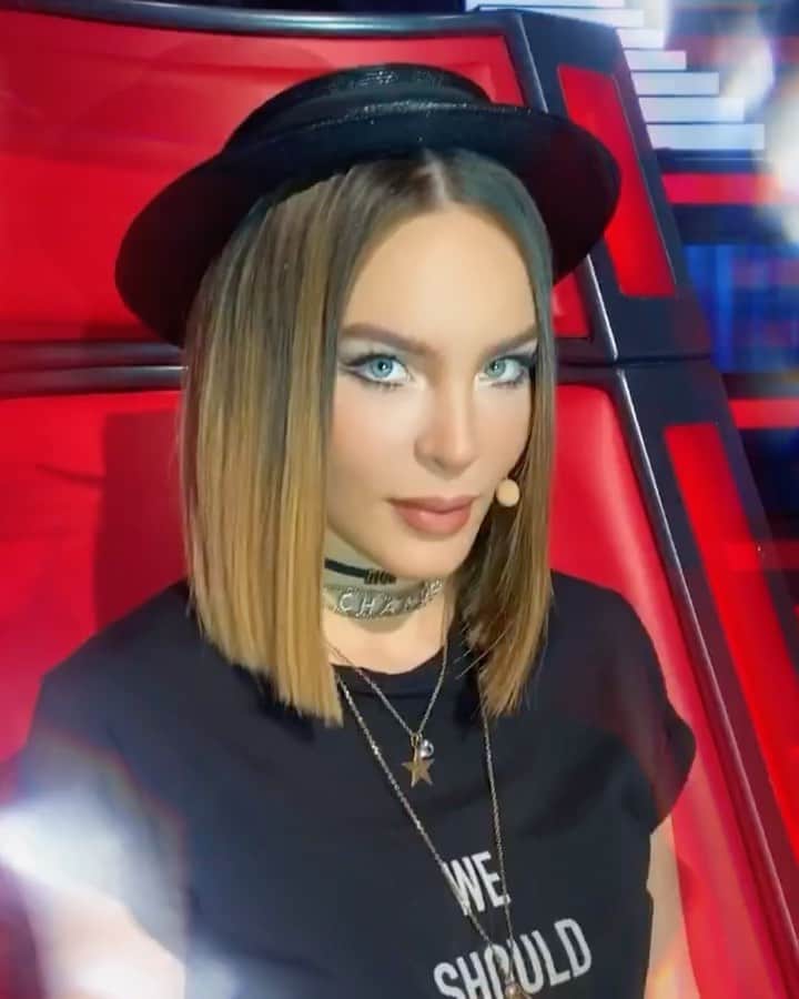 ベリンダのインスタグラム：「Nous devrions tous être féministes 💜」