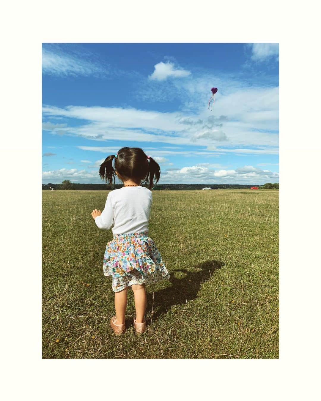 ダイアナ湯川さんのインスタグラム写真 - (ダイアナ湯川Instagram)「Let’s go fly a kite 🪁  . . . . #daughter #love #toddlerlife #kite #happiness #childhood #minchinhamptoncommon」7月2日 4時13分 - diana.yukawa